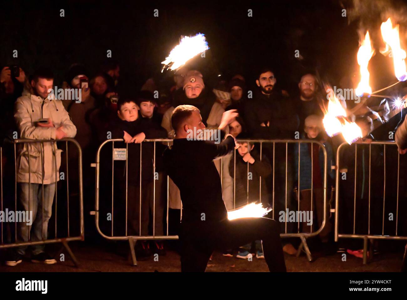 Intorno al Regno Unito - Wolf Entertainment Fire Performers al Preston Fire Garden Event, Miller Park, domenica 08:12:2024 Foto Stock