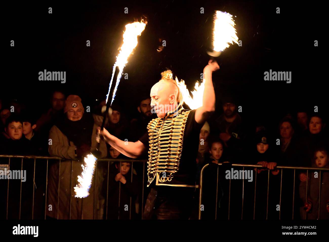 Intorno al Regno Unito - Wolf Entertainment Fire Performers al Preston Fire Garden Event, Miller Park, domenica 08:12:2024 Foto Stock