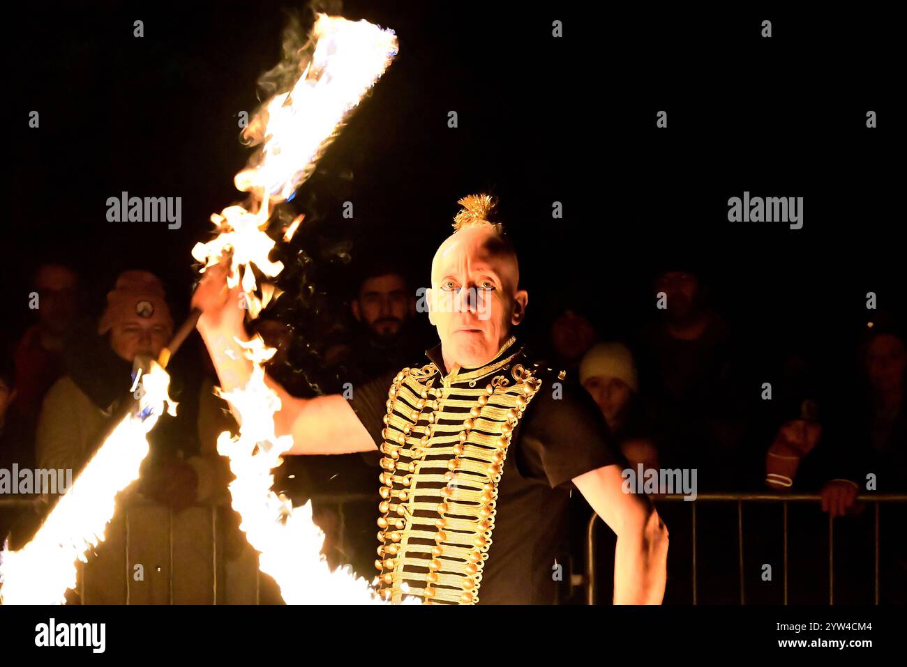 Intorno al Regno Unito - Wolf Entertainment Fire Performers al Preston Fire Garden Event, Miller Park, domenica 08:12:2024 Foto Stock