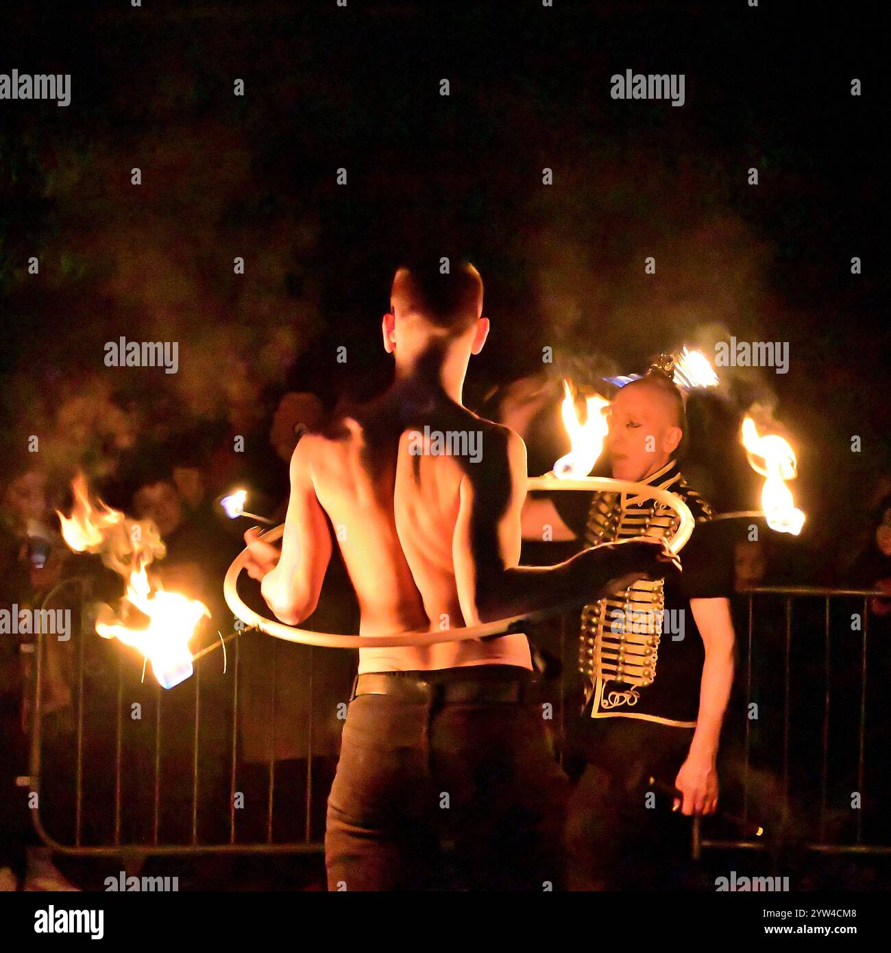 Intorno al Regno Unito - Wolf Entertainment Fire Performers al Preston Fire Garden Event, Miller Park, domenica 08:12:2024 Foto Stock