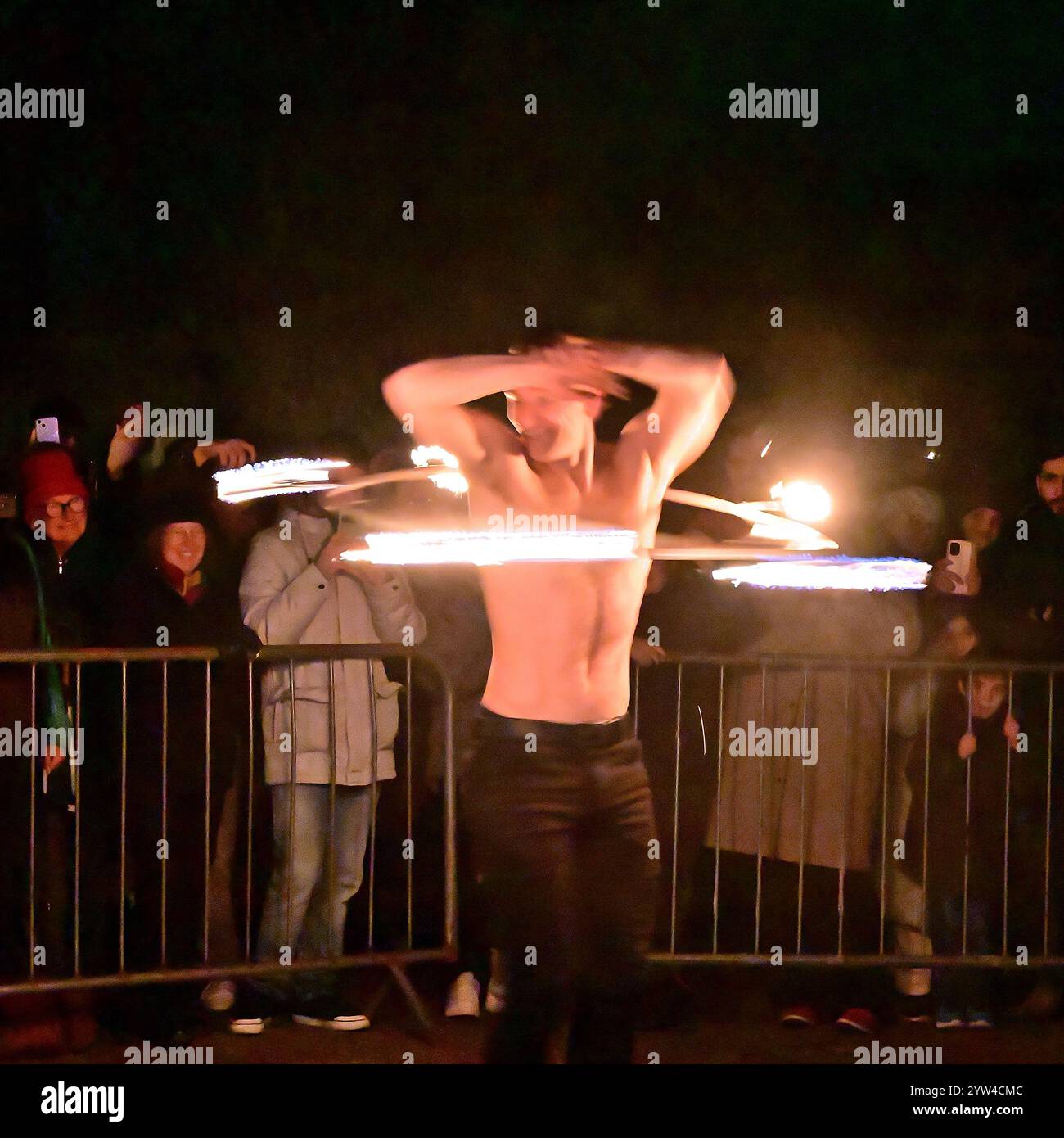 Intorno al Regno Unito - Wolf Entertainment Fire Performers al Preston Fire Garden Event, Miller Park, domenica 08:12:2024 Foto Stock
