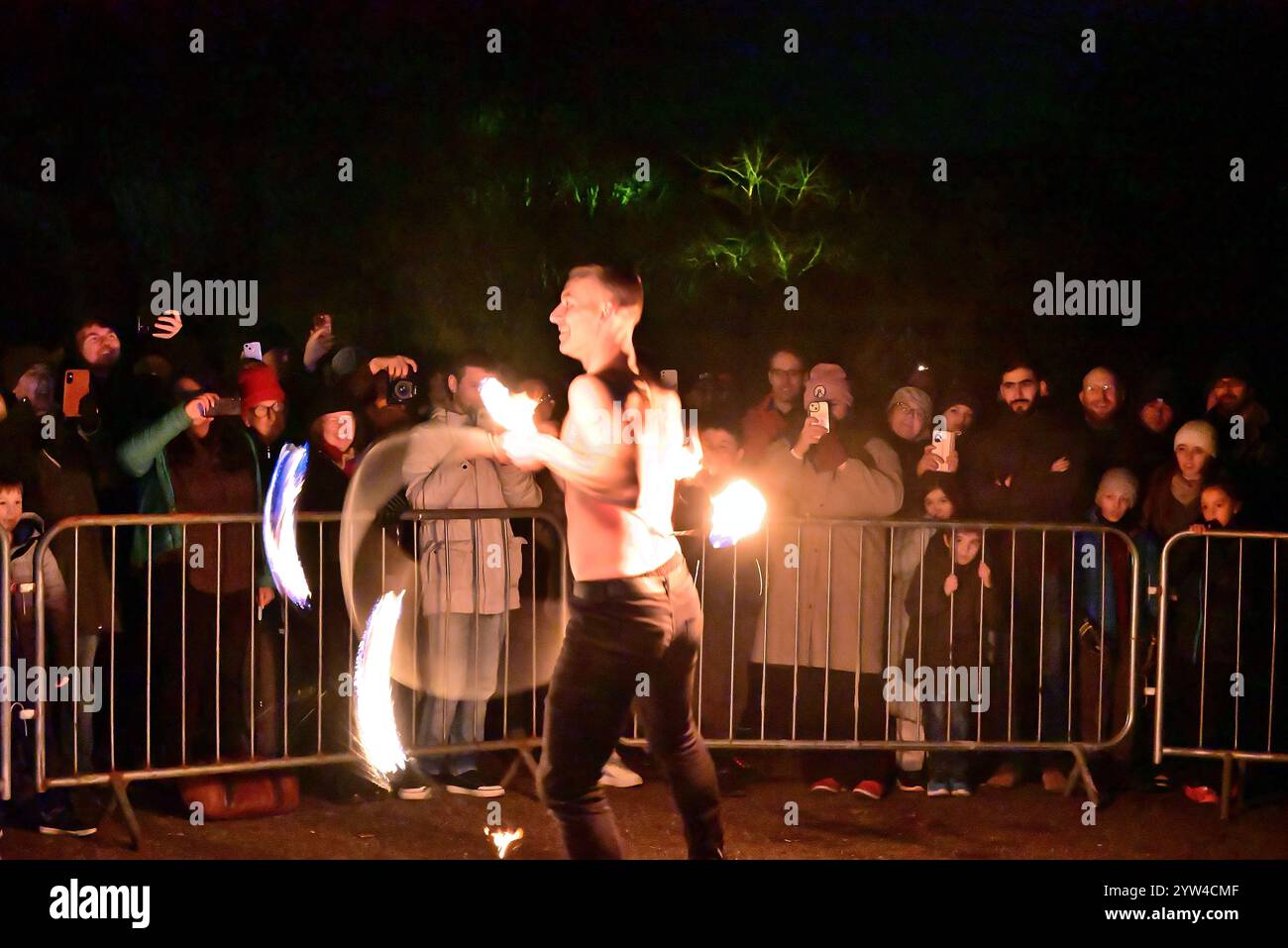 Intorno al Regno Unito - Wolf Entertainment Fire Performers al Preston Fire Garden Event, Miller Park, domenica 08:12:2024 Foto Stock