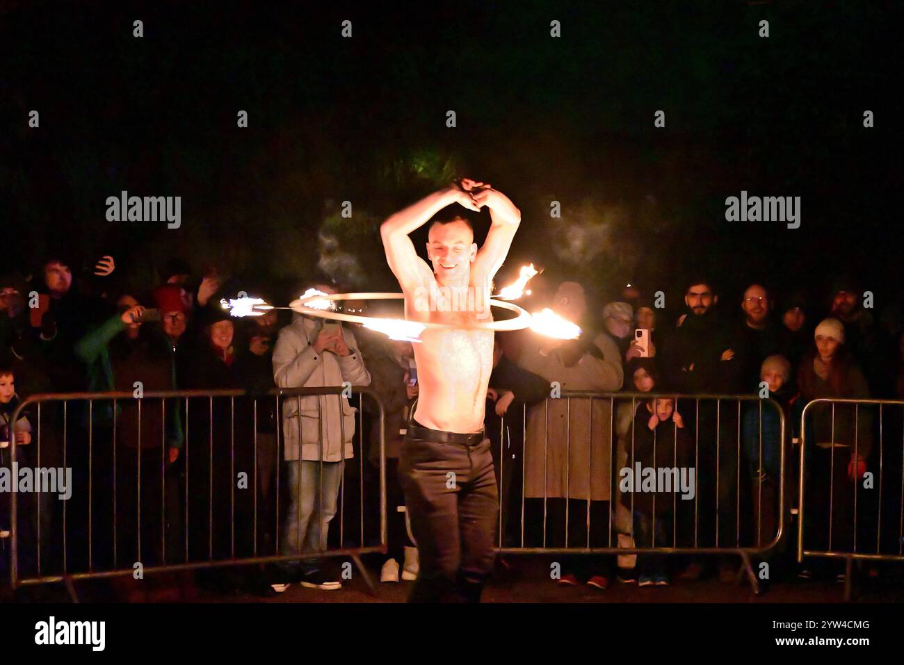 Intorno al Regno Unito - Wolf Entertainment Fire Performers al Preston Fire Garden Event, Miller Park, domenica 08:12:2024 Foto Stock