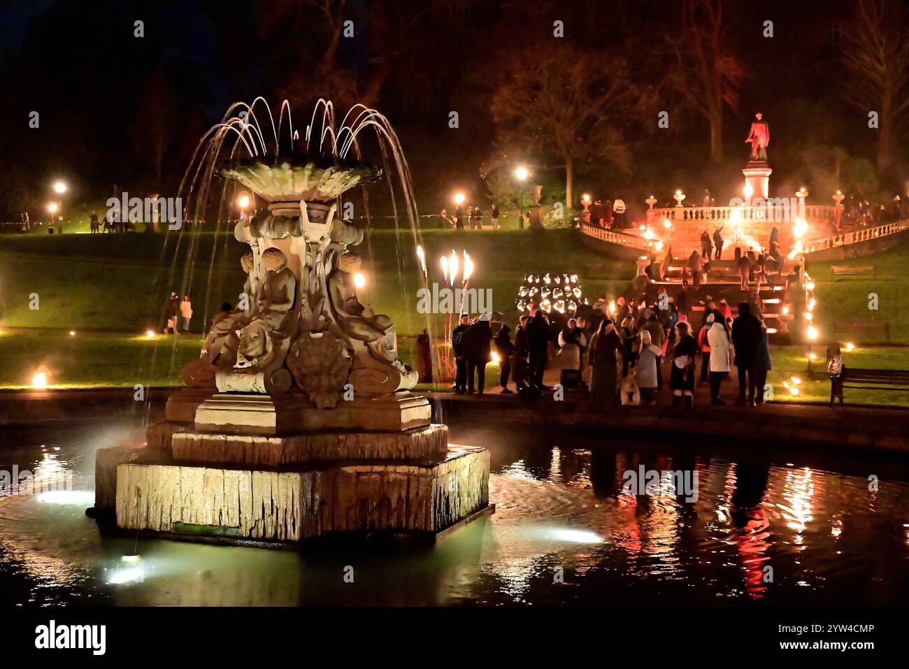 Intorno al Regno Unito - Fontana illuminata nel Preston Fire Garden Event, Miller Park, domenica 08:12:2024 Foto Stock