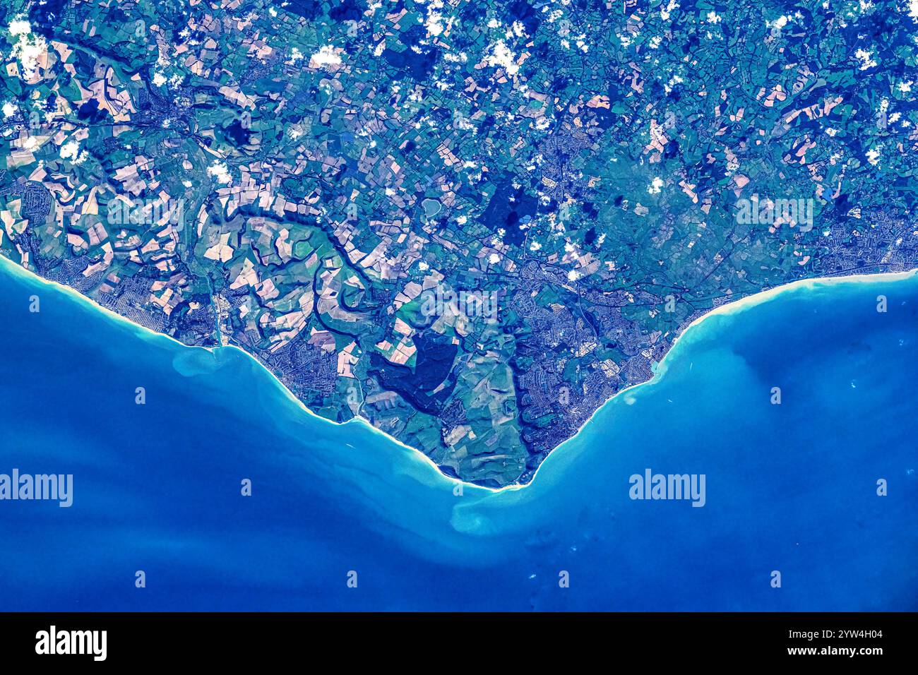 Tratto costiero dell'Europa settentrionale o del Regno Unito. Miglioramento digitale di un'immagine da parte della NASA Foto Stock