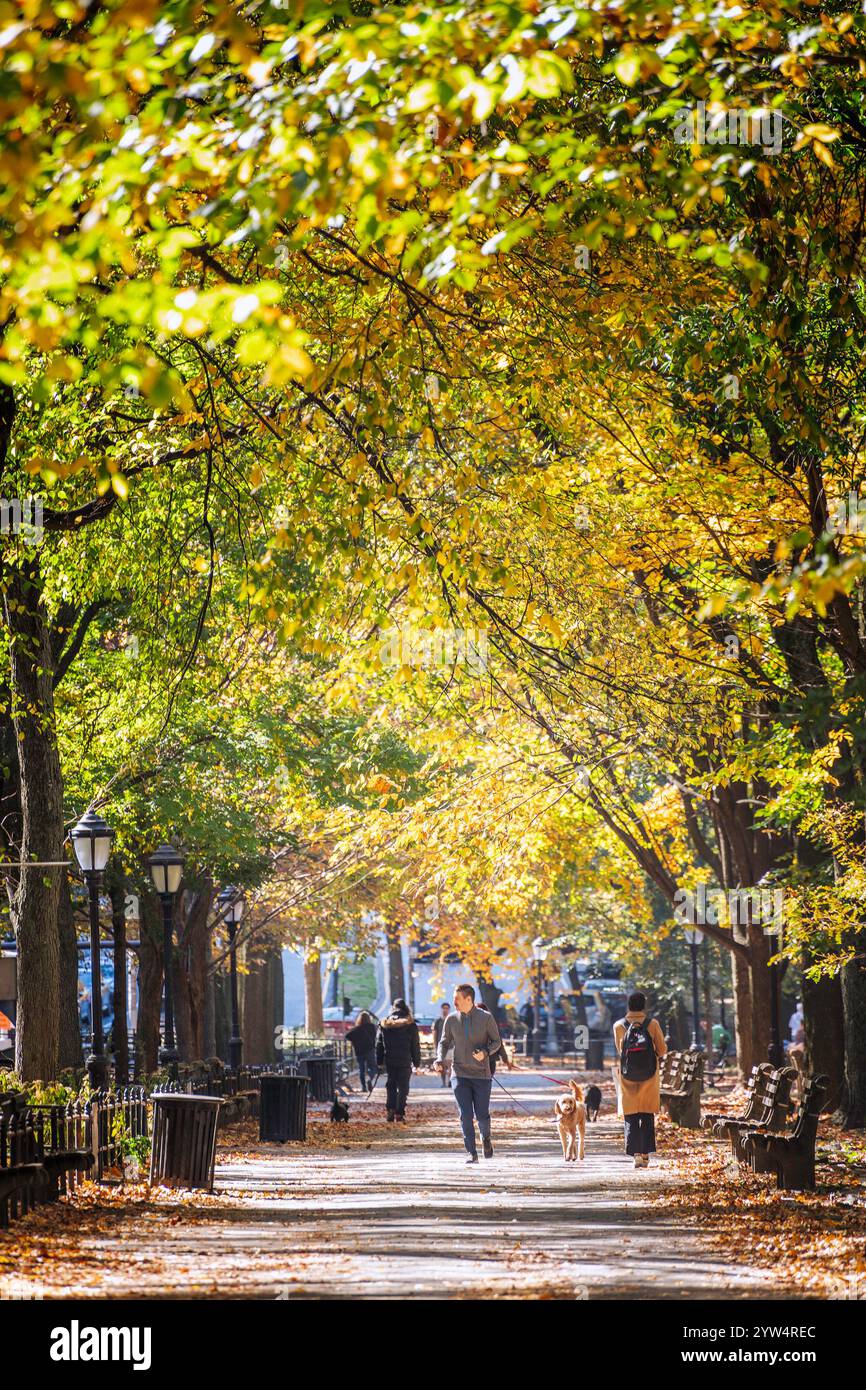 New York, New York, Stati Uniti – 28 ottobre 2024: Le persone camminano lungo Riverside Park nell'Upper West Side di Manhattan a New York, New York, Stati Uniti. Foto Stock