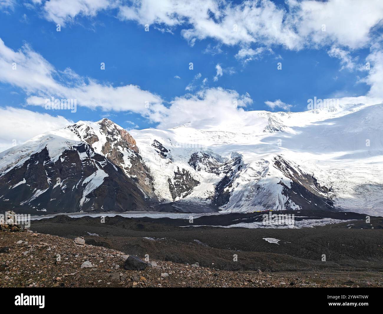 Le vette innevate mozzafiato si innalzano maestosamente contro un cielo blu limpido, mostrando bellezza e serenità naturali. Foto Stock