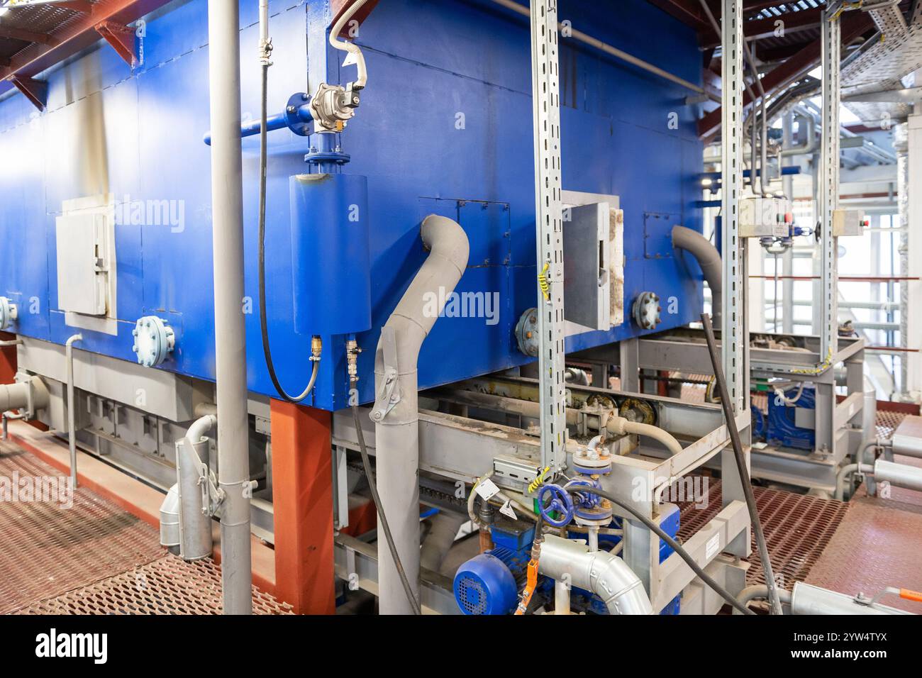 Moderna sala per caldaie industriali a vapore attrezzata per il processo di riscaldamento. Foto Stock