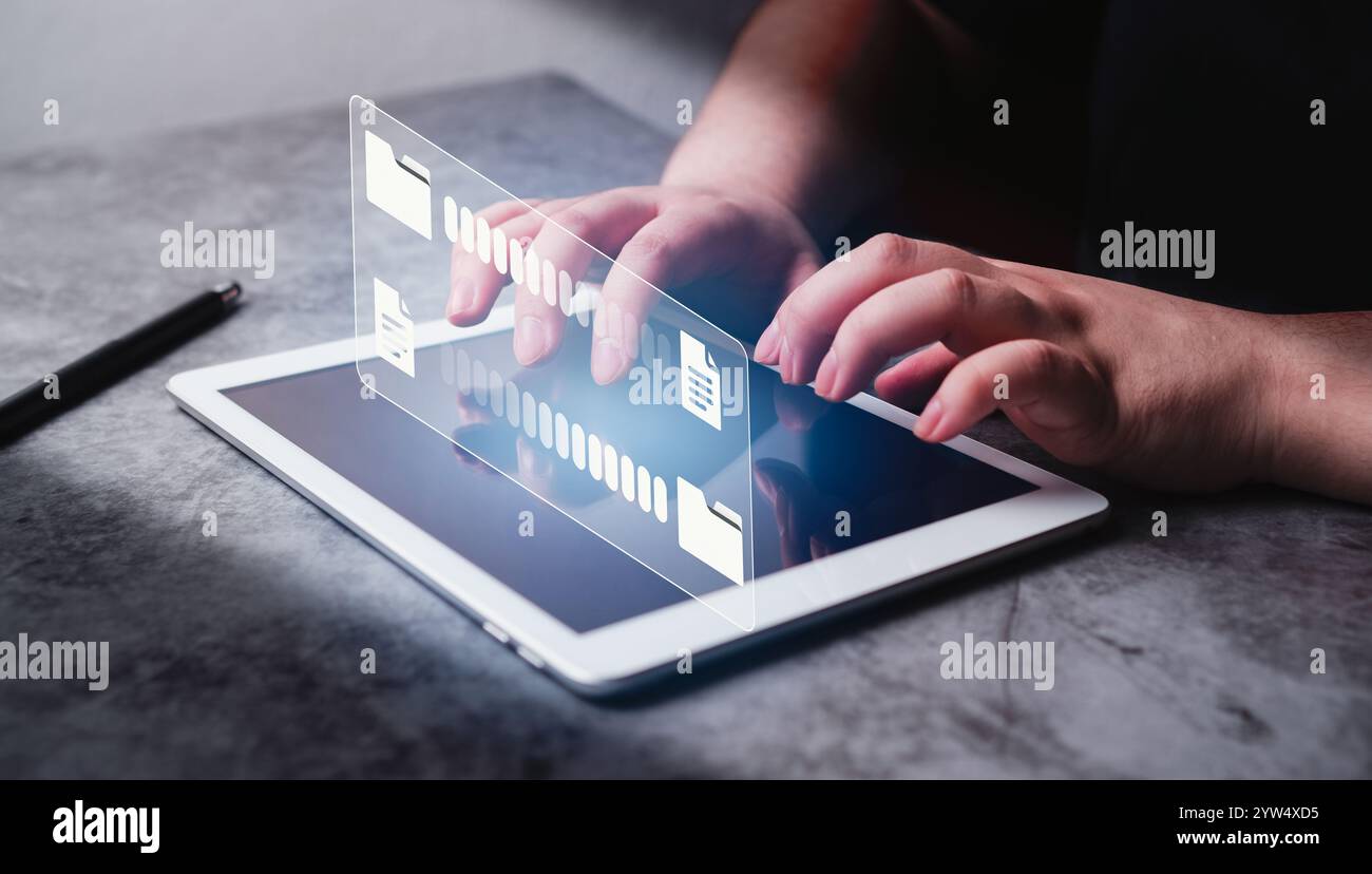 Donna usa un tablet digitale con interfaccia VR per il trasferimento dei dati. Trasferire file di dati tra cartelle. Informazioni di backup. DMS, sistema di gestione dei documenti. Foto Stock