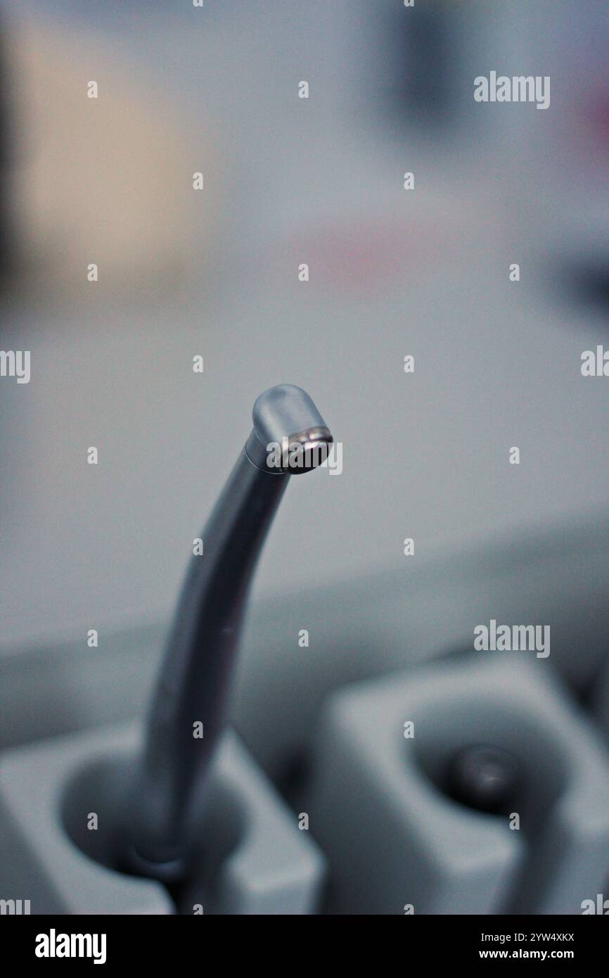 Vista dettagliata di uno strumento dentario pronto per l'uso. Foto Stock