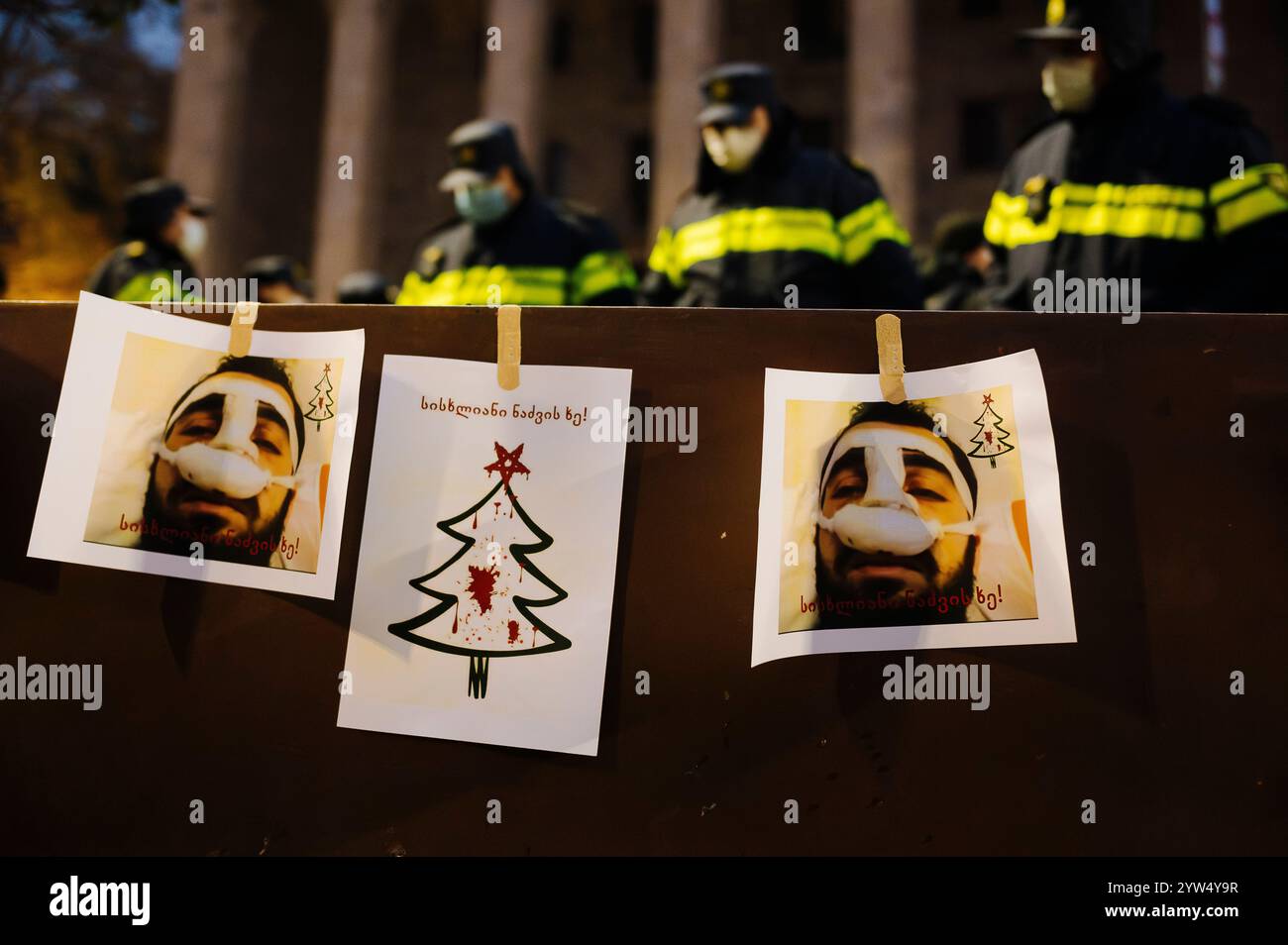 Jan Schmidt-Whitley/le Pictorium - manifestazione dell'opposizione a Tbilisi - 08/12/2024 - Georgia (Europa)/Tbilisi/Tbilisi - foto di manifestanti brutalizzati dalla polizia. I manifestanti contrari alla svolta filo-russa del governo di Irakli Kobakhidze stanno ora pattugliando le periferie dei raduni per contrastare gli attacchi da parte delle "titushka" (ausiliari civili pagati dal governo per attaccare e terrorizzare gli avversari). Nelle ultime due settimane i manifestanti si sono riuniti di fronte al Parlamento georgiano ogni sera, mentre le forze di sicurezza usano regolarmente gas lacrimogeni e cannoni ad acqua per disperdere Foto Stock