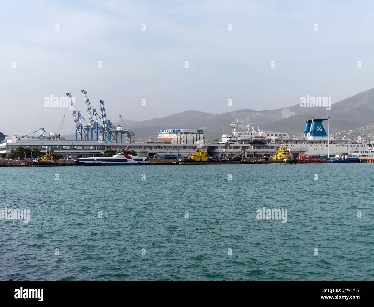 Novorossiysk, Russia - 18 agosto 2023 edificio della stazione Marina di Novorossiysk. Foto Stock