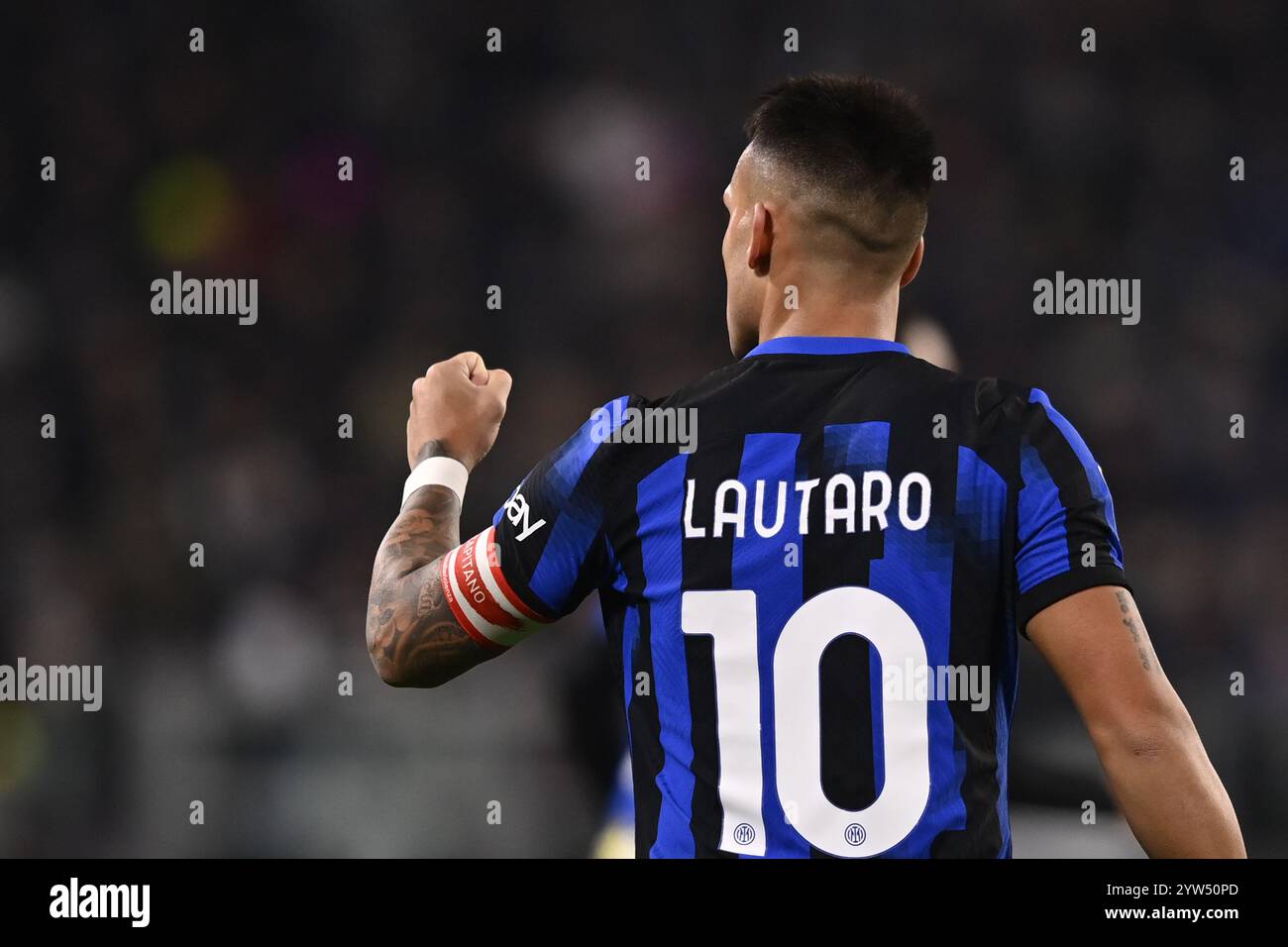 Torino, Italia. 26 novembre 2023. Foto Fabio Ferrari/LaPresse26 novembre 2023 - Torino, Italia - sport - Juventus vs Inter - Campionato italiano di calcio serie A TIM 2023/2024 - Stadio Allianz. Nella foto: Lautaro Martinez (FC Inter) esultanza goal 1-1 novembre 26, 2023 Torino, Italia - sport Soccer - Juventus vs Inter - Italian Football League A TIM 2023/2024 - Allianz Stadium nella foto: Lautaro Martinez (FC Inter) festeggia dopo aver segnato 1-1 crediti: LaPresse/Alamy Live News Foto Stock