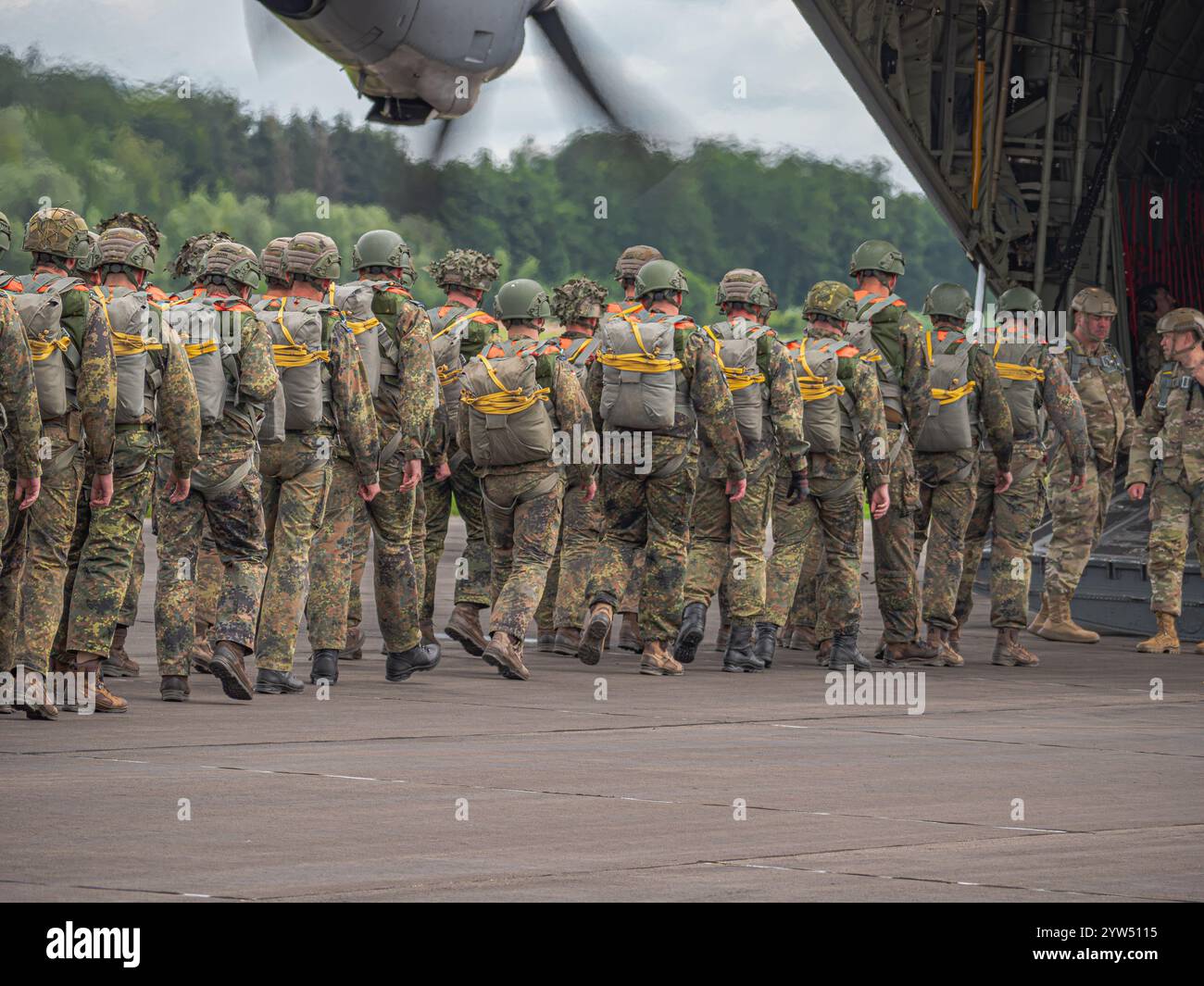 Paracadutisti tedeschi che salgono a bordo di un C-130 Hercules della US Air Force durante un'esercitazione NATO: Soldati in equipaggiamento completo, in preparazione per una missione aerea, en Foto Stock