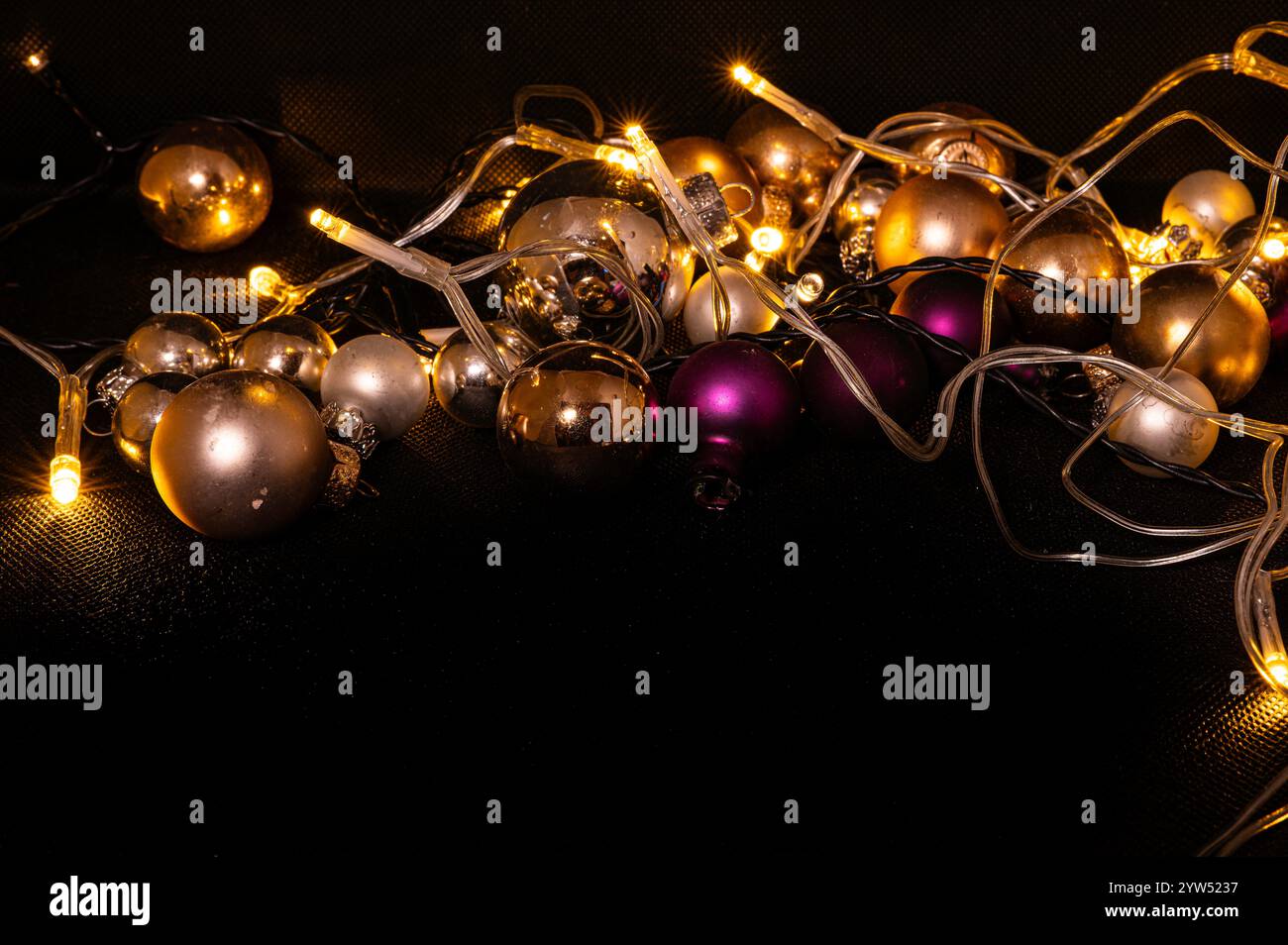 palline di vetro scintillanti su sfondo nero con spazio immacolato Foto Stock