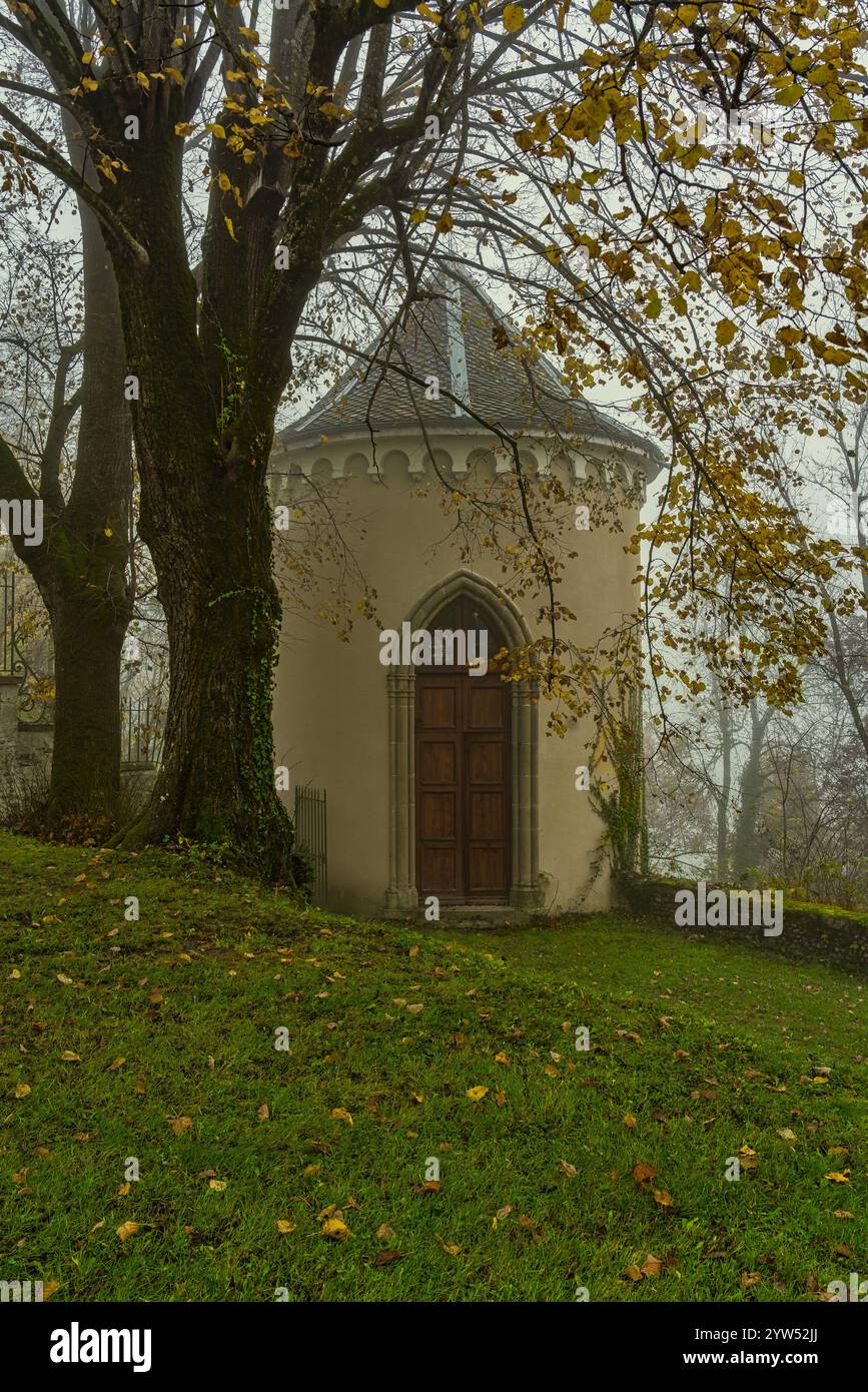 La cappella circolare del castello di Bagneux vista attraverso le nebbie mattutine, un'immagine romantica. Bagneux, Chevrières, Francia, Europa Foto Stock