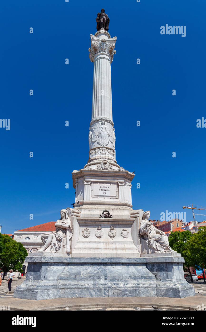 Lisbona, Portogallo - 12 agosto 2017: Vista della colonna di Pietro IV in una soleggiata giornata estiva, i turisti si trovano nella vicina piazza Foto Stock