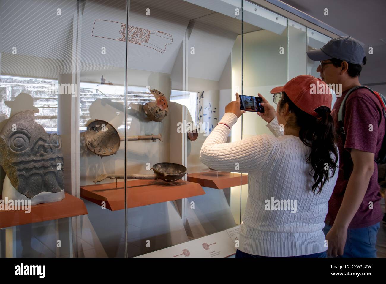 Città del Messico, Messico 12 novembre 2024: Coppia di turisti al Templo Mayor Museum di città del Messico. Foto Stock