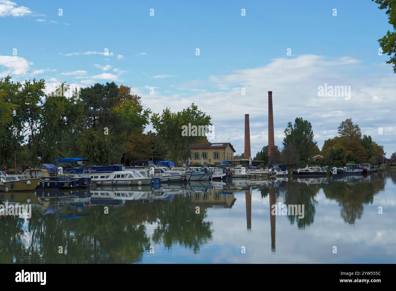 Barche ormeggiate nel bacino del canale di Montech, Montech, Occitanie, Francia, Europa Foto Stock