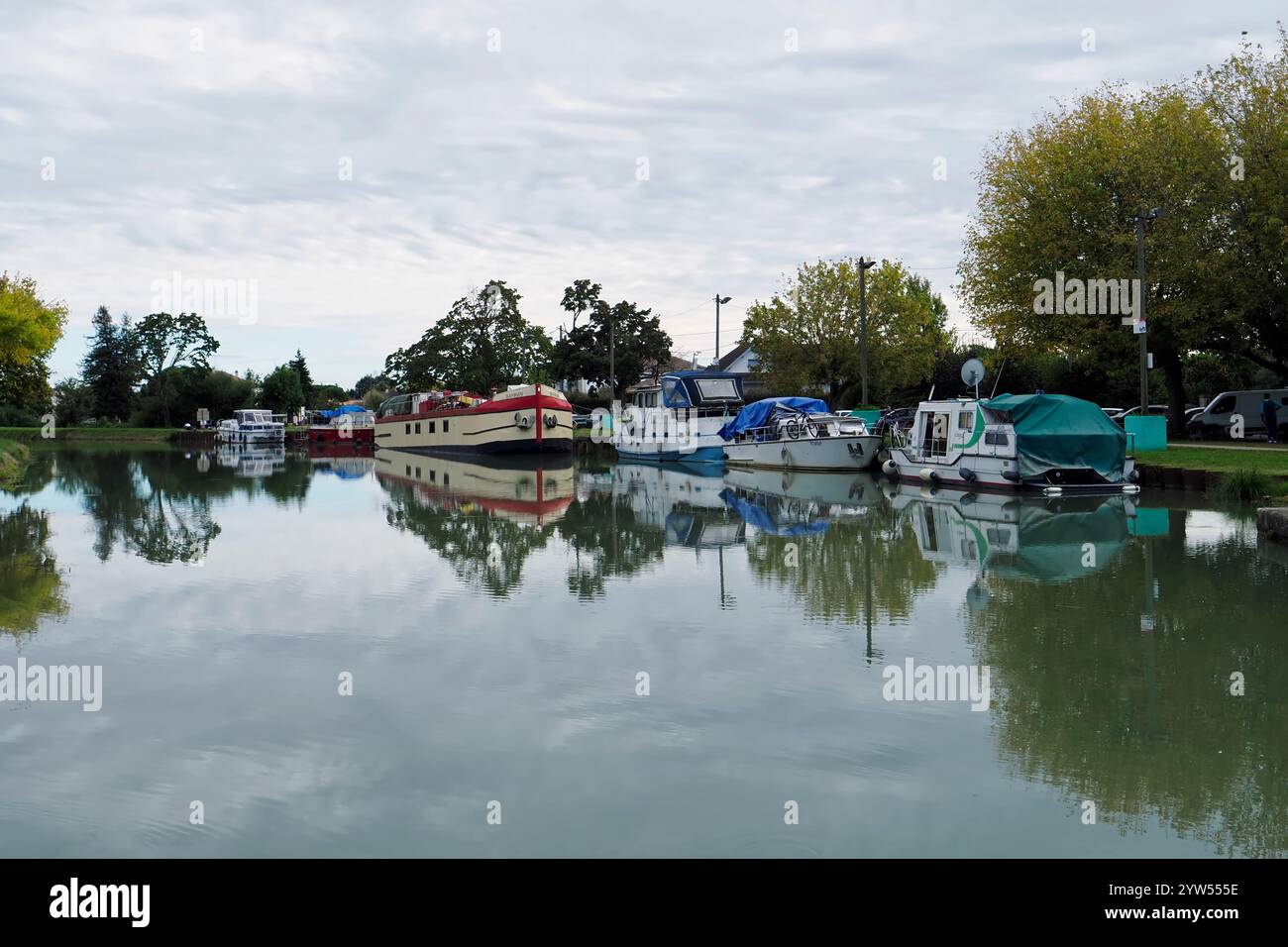 Barche ormeggiate nel bacino del canale di Montech, Montech, Occitanie, Francia, Europa Foto Stock