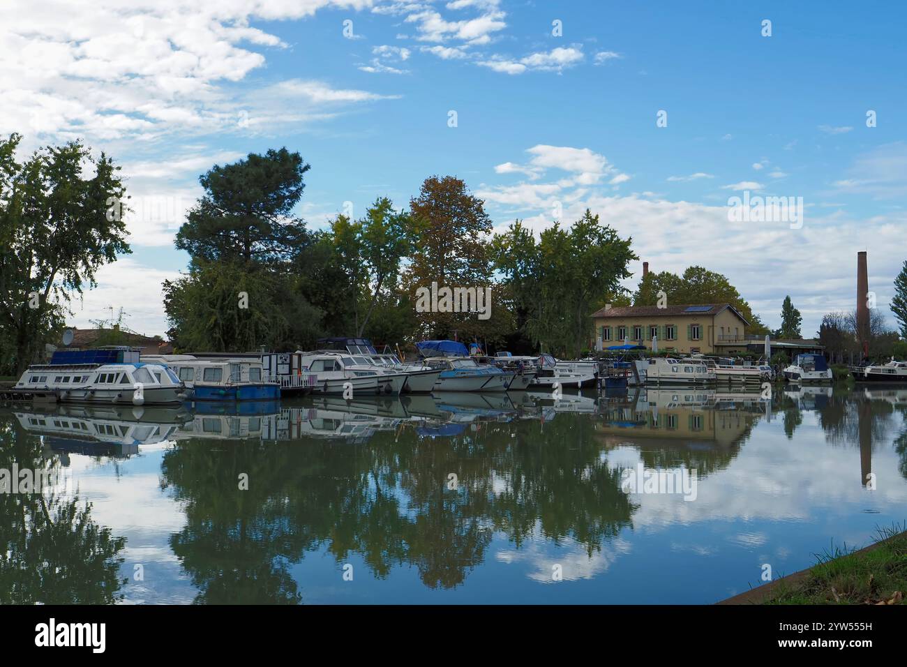 Barche ormeggiate nel bacino del canale di Montech, Montech, Occitanie, Francia, Europa Foto Stock