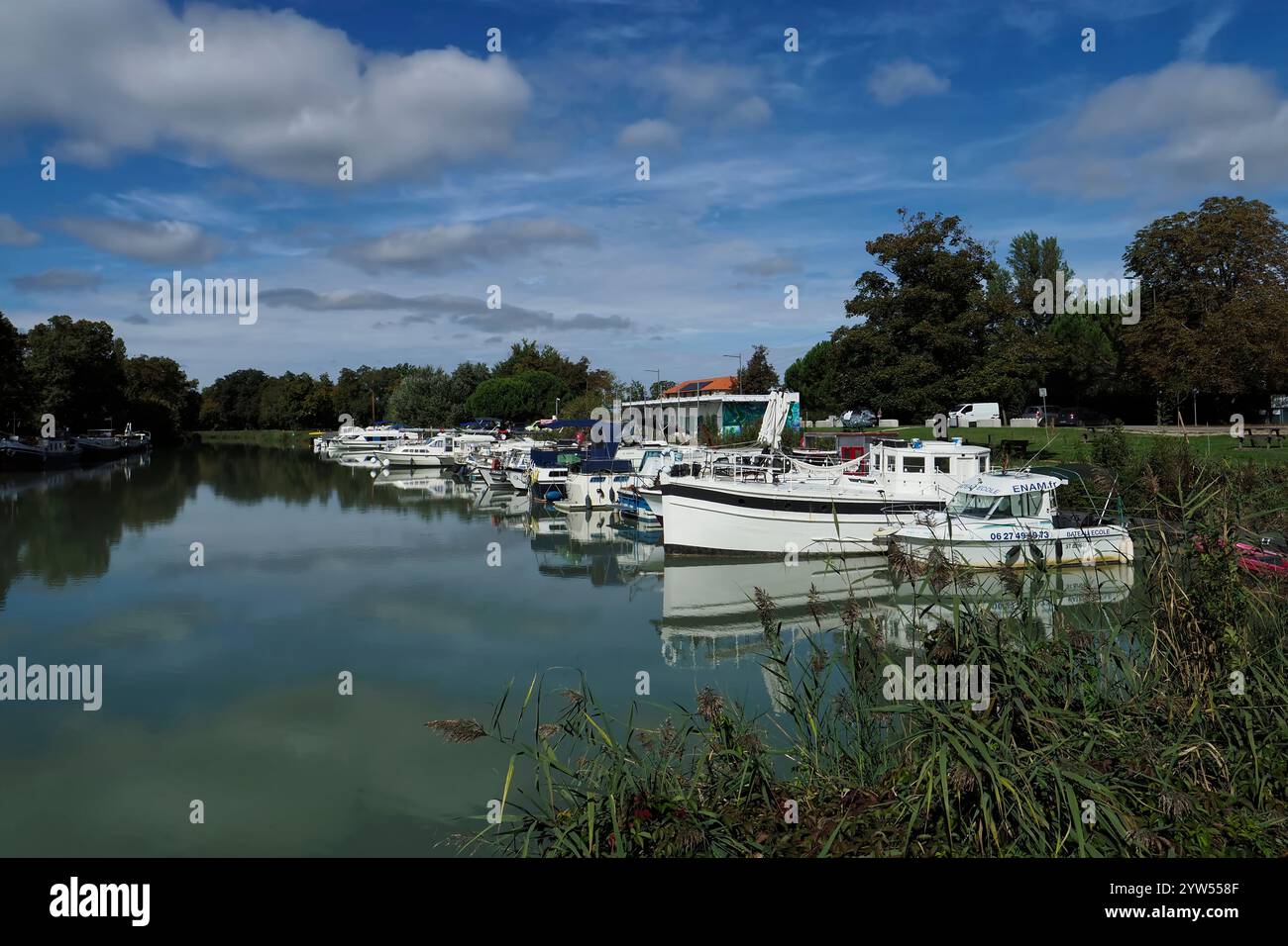 Barche ormeggiate nel Port de Montauban, canale di Montech, Occitanie, Francia, Europa Foto Stock