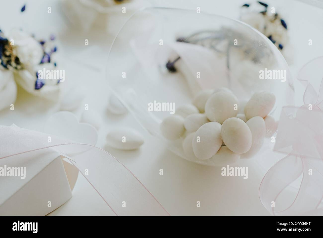 Confetti italiani (mandorle zuccherate italiane) e bomboniere, concetto di matrimonio tradizionale Foto Stock