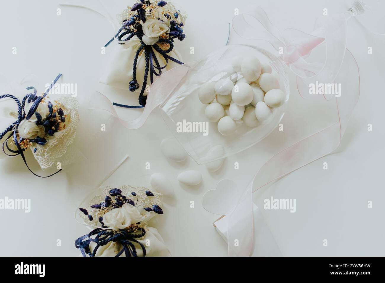 Confetti italiani (mandorle zuccherate italiane) e bomboniere, concetto di matrimonio tradizionale Foto Stock