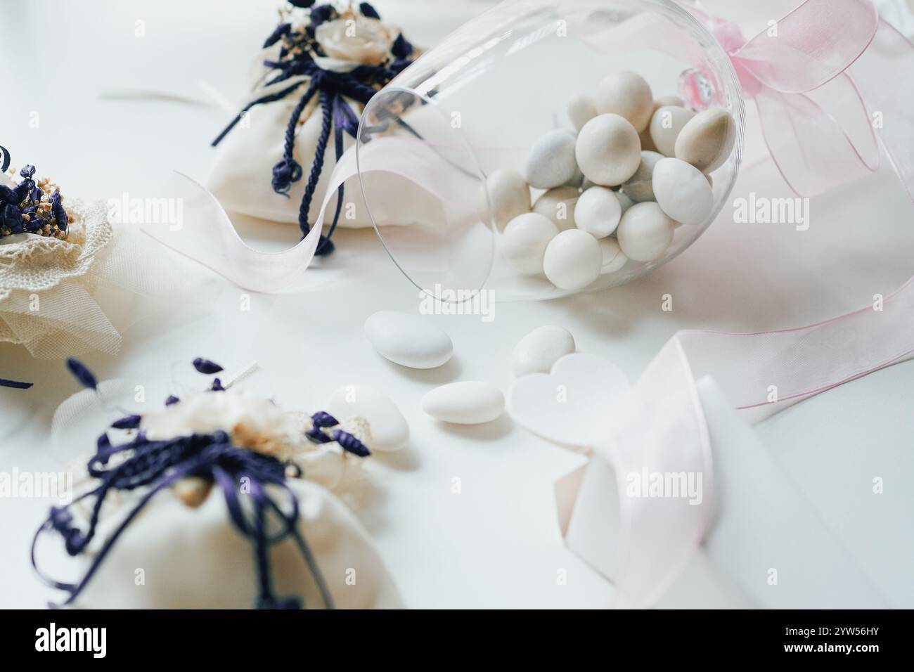 Confetti italiani (mandorle zuccherate italiane) e bomboniere, concetto di matrimonio tradizionale Foto Stock