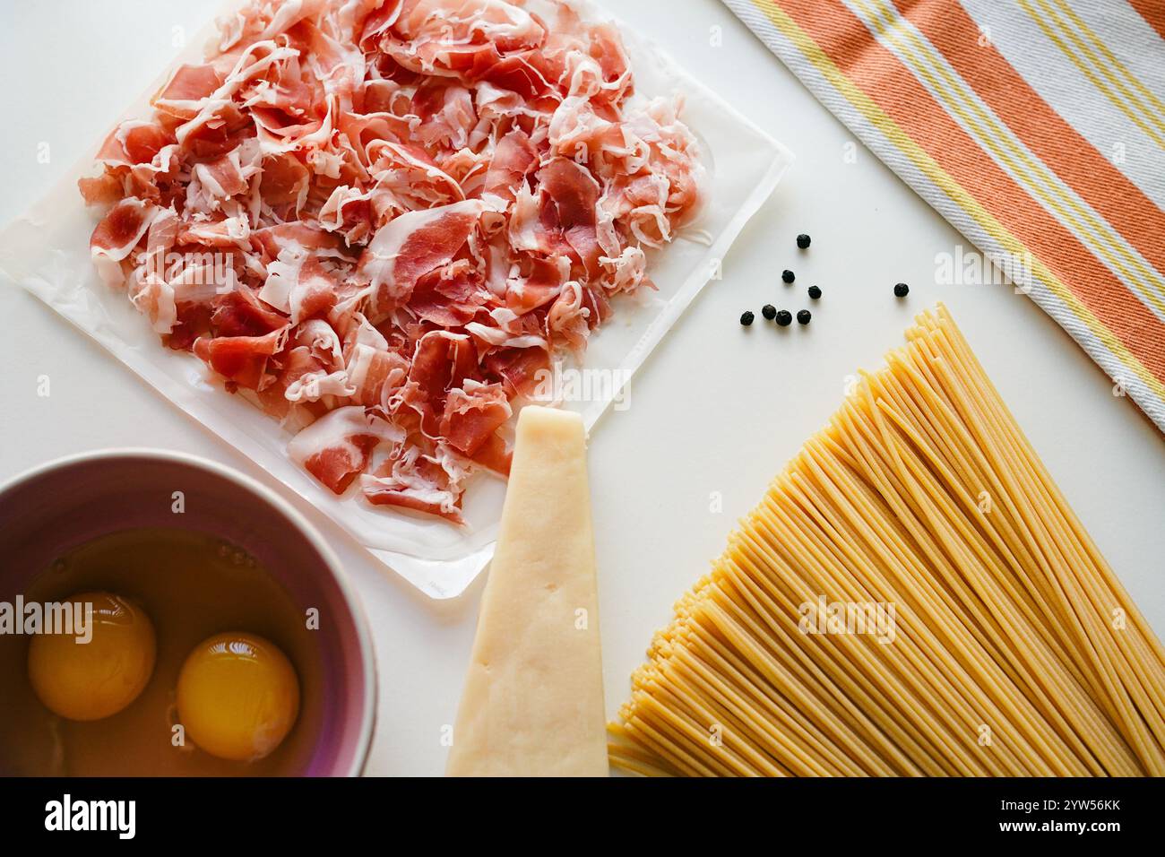 Ingredienti per pancetta alla Carbonara, uova e spaghetti su sfondo bianco, vista dall'alto Foto Stock