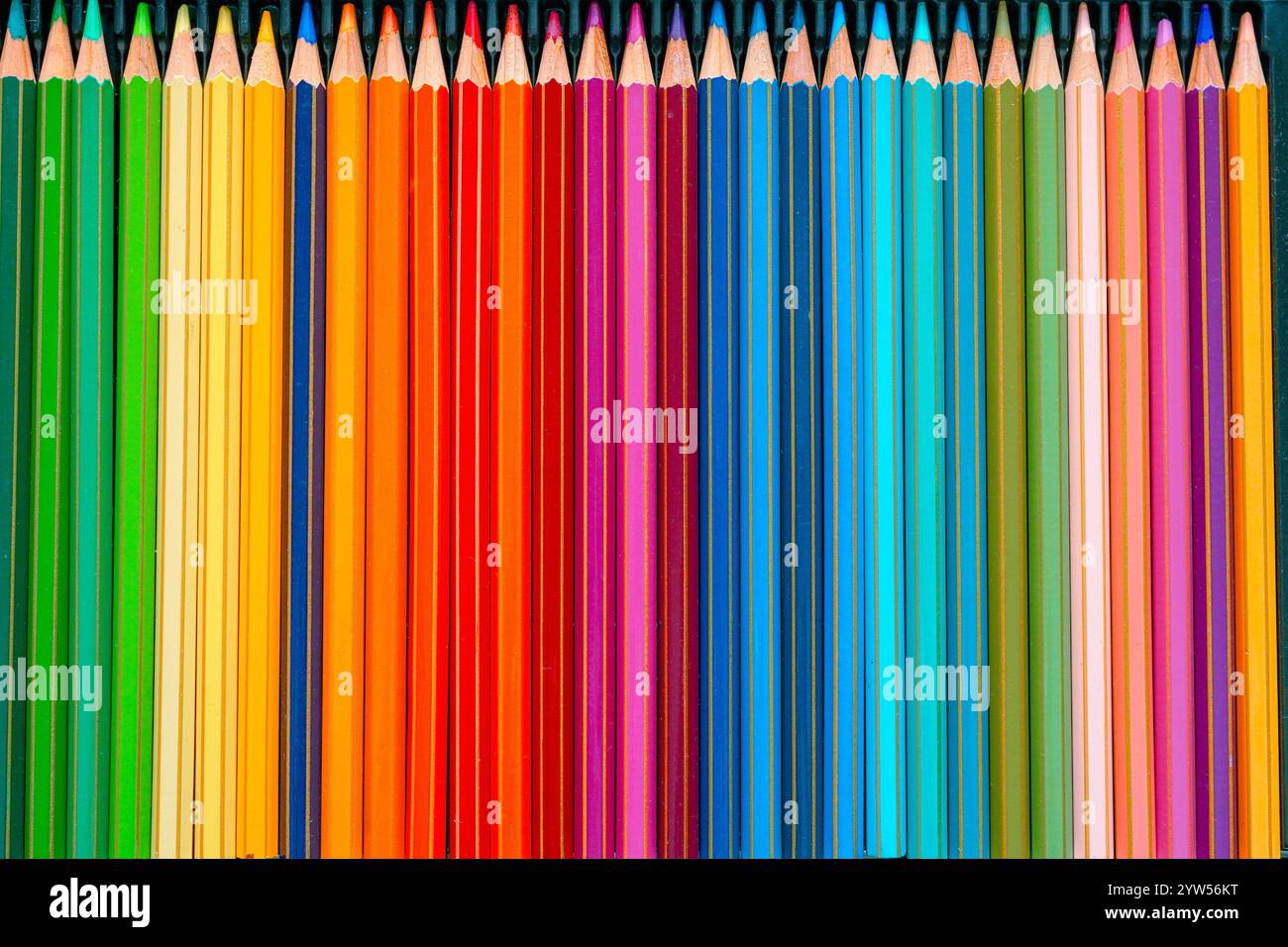 Matite a colori in astuccio a colori, materiali artistici scolastici Foto Stock