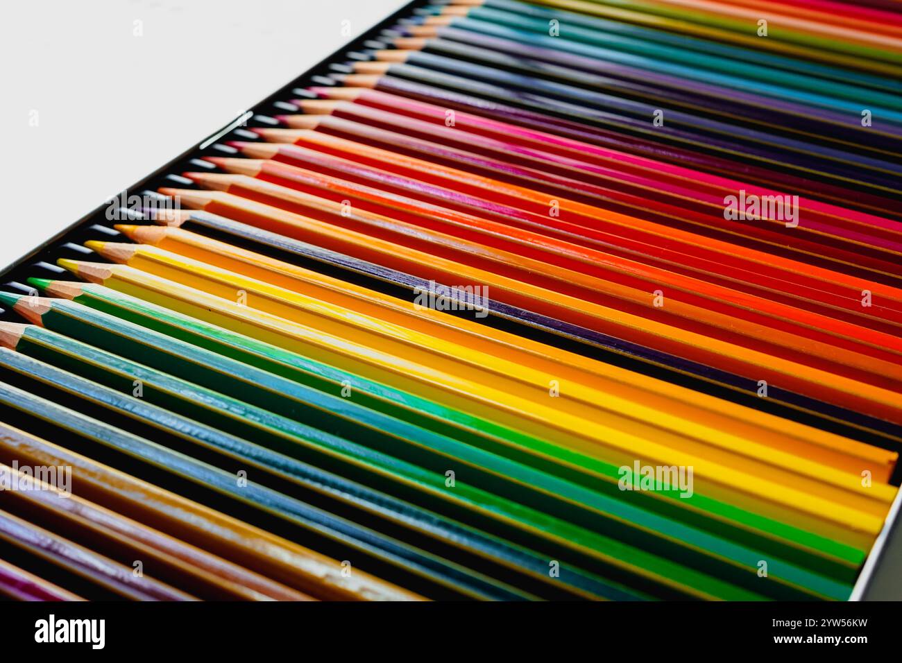 Matite a colori in astuccio a colori, materiali artistici scolastici Foto Stock