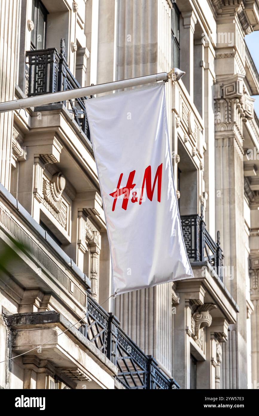 Londra, Regno Unito - 19 settembre 2024: Logo HM H e M sulla facciata del Classic Architecture Building. Foto Stock