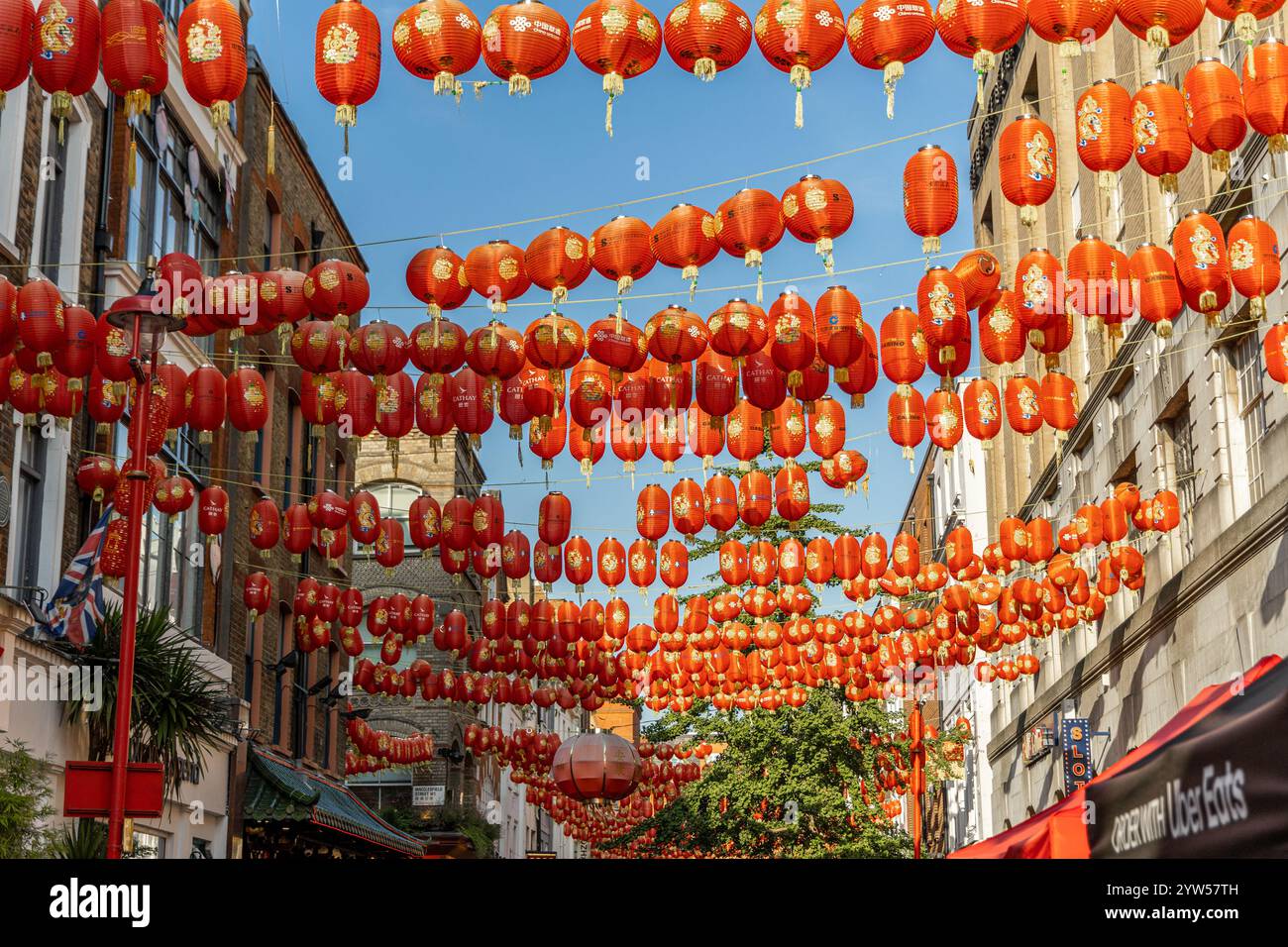 Londra, Regno Unito - 19 settembre 2024: Affollata Chinatown di Londra durante il Mid-Autumn Festival, decorata con lanterne rosse tradizionali e striscioni. Foto Stock