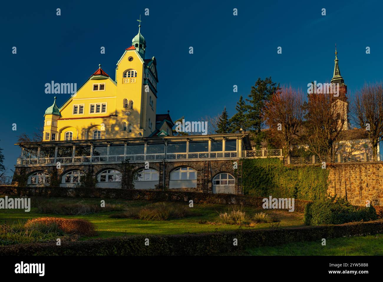 Ammira il tramonto a colori dalla collina di Postlingberg in autunno a Linz Austria 11 25 2024 Foto Stock
