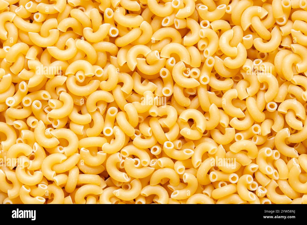 Sfondo di pasta secca di maccheroni. Concetto di ingredienti alimentari italiani. Foto Stock