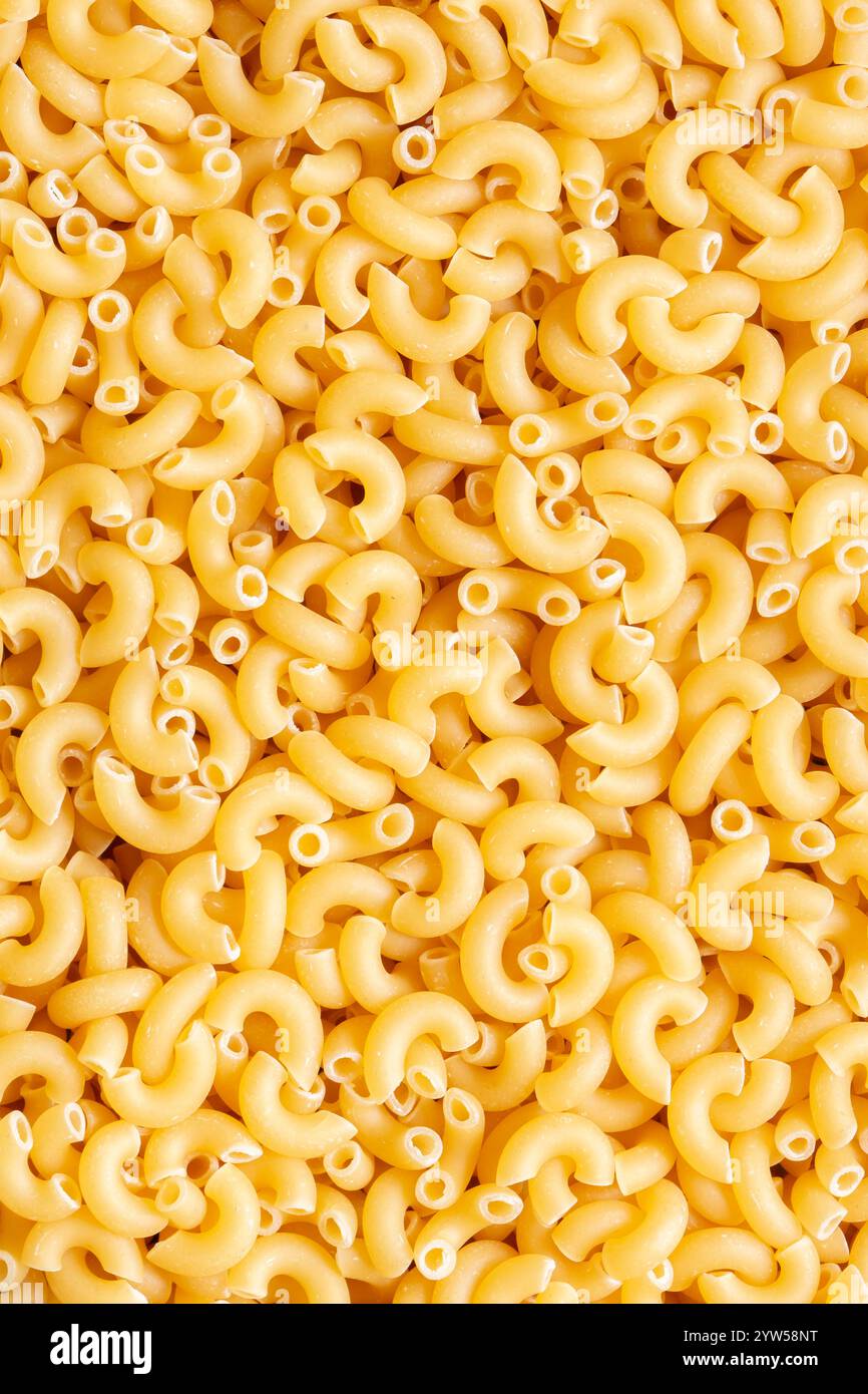 Sfondo di pasta secca di maccheroni. Concetto di ingredienti alimentari italiani. Foto Stock