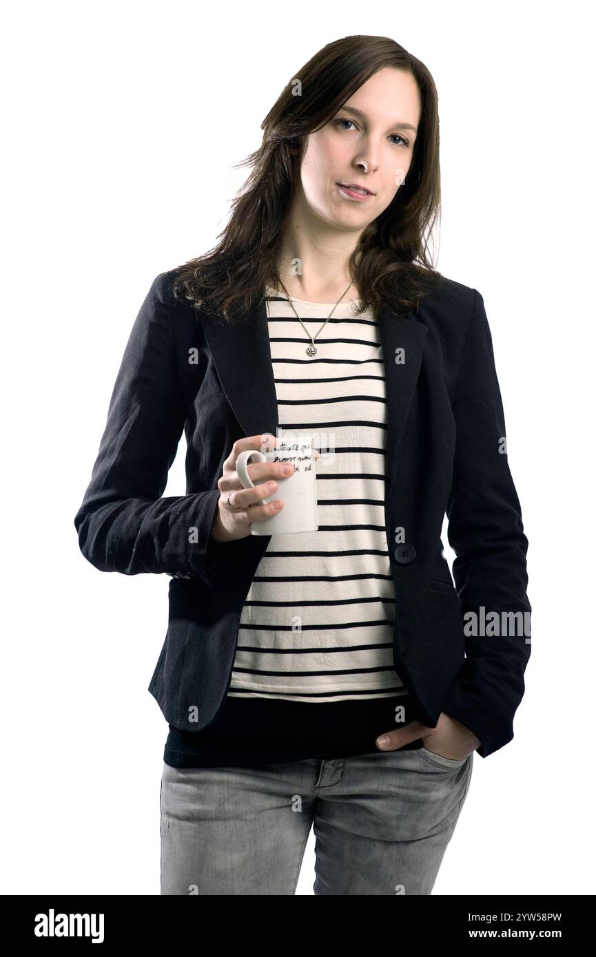 Studio Portrait giornalista freelance. Business Studio Ritratto di una donna, giornalista freelance e documentarista, con in mano una tazza di caffè. Tilburg, Paesi Bassi. MRYES Tilburg Studio Tuinstraat Noord-Brabant Nederland Copyright: XGuidoxKoppesxPhotox Foto Stock
