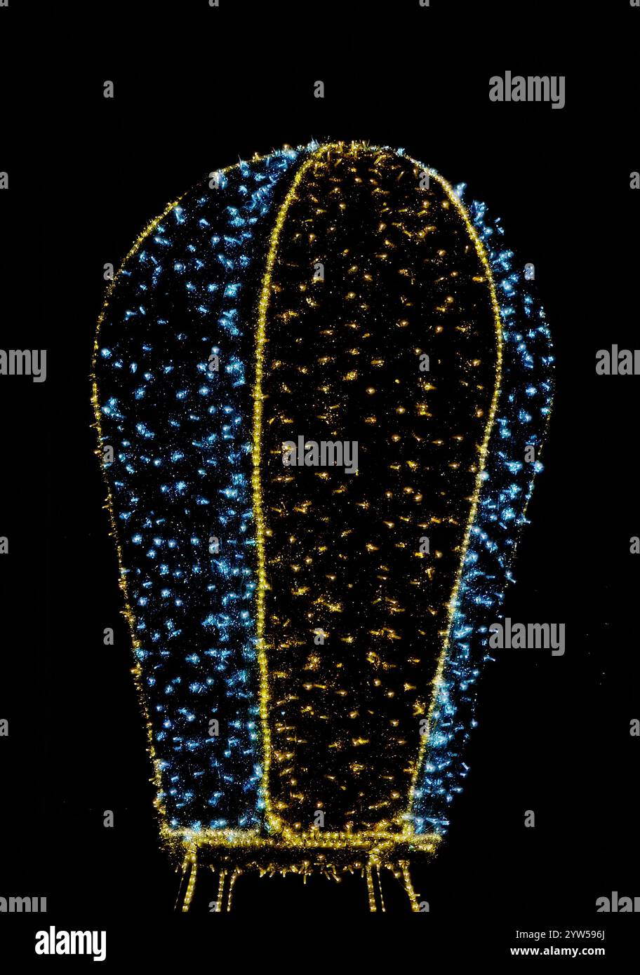 Bagliore natalizio: Luci decorative in mongolfiera Foto Stock