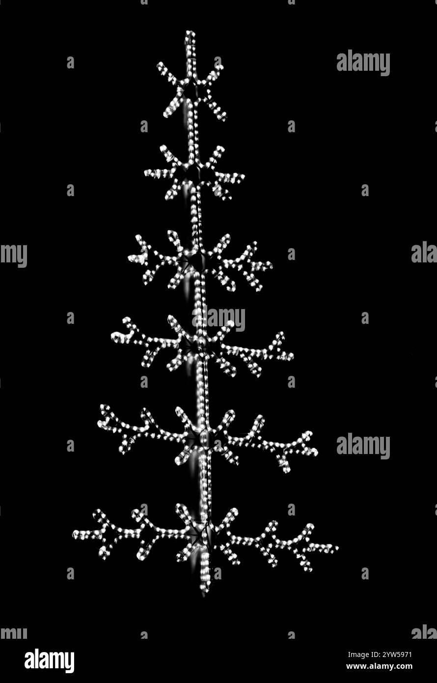 Luci scintillanti dell'albero di Natale su sfondo scuro Foto Stock