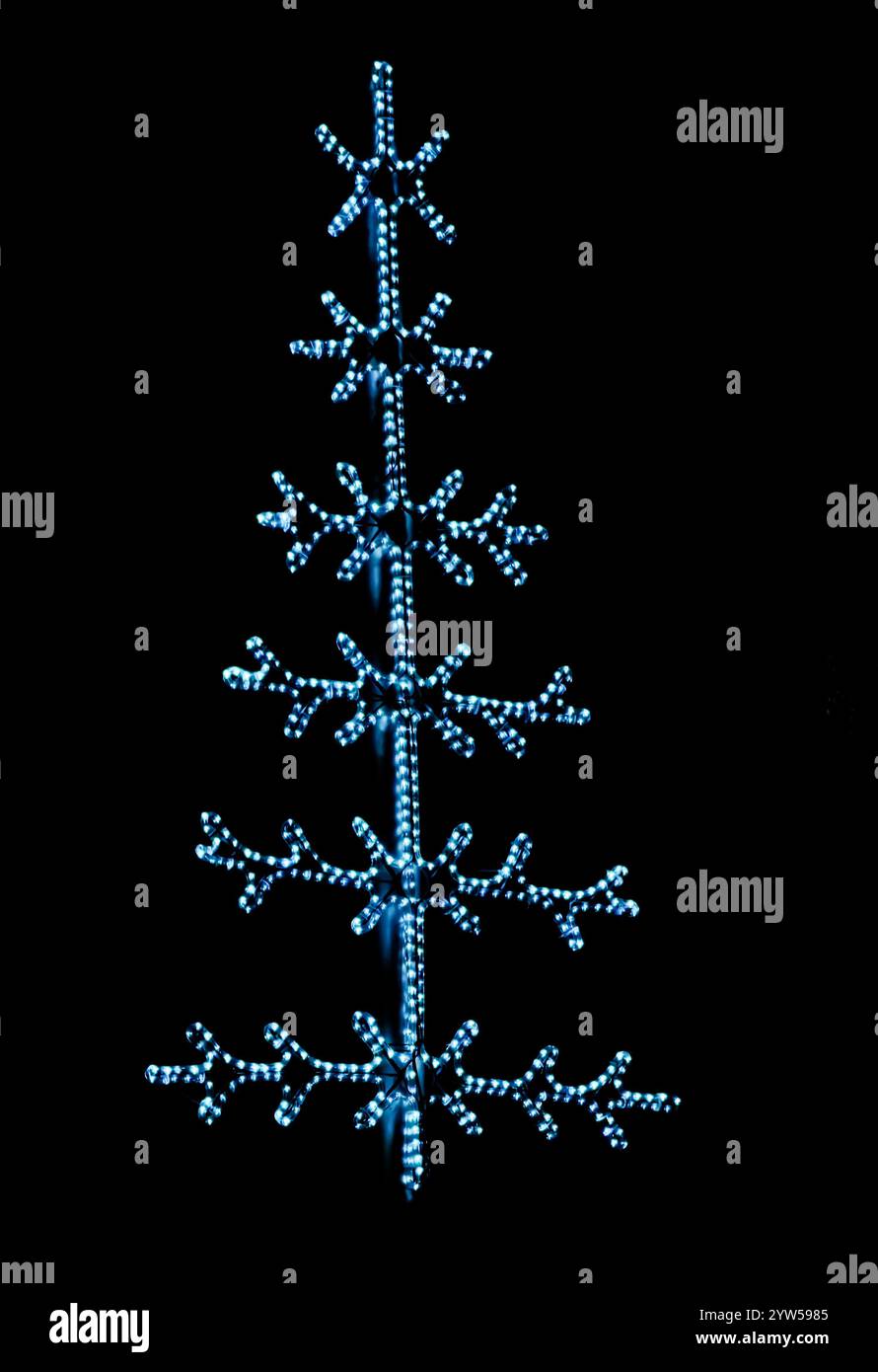 Luci scintillanti dell'albero di Natale su sfondo scuro Foto Stock
