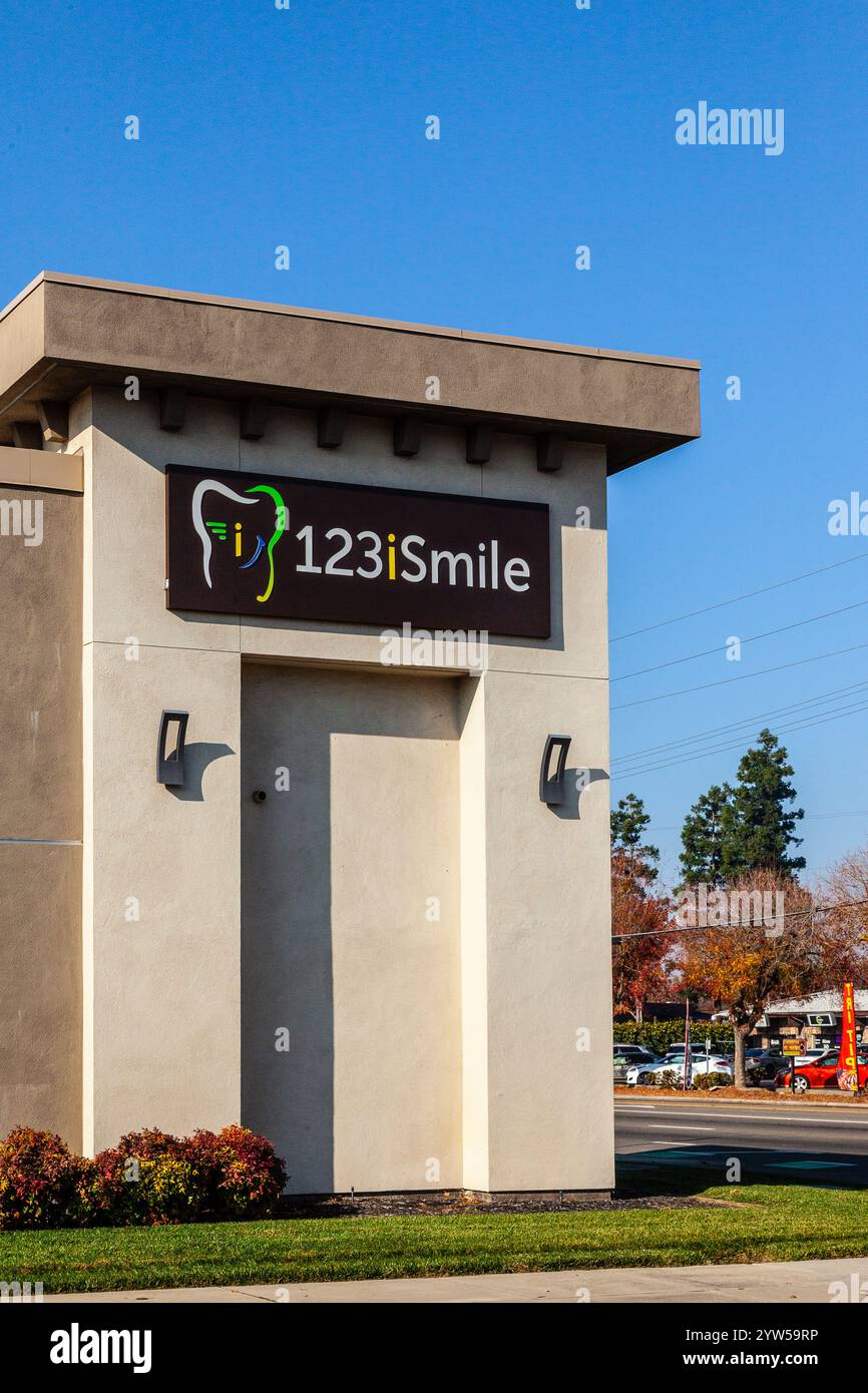 Un ufficio dentistico a Modesto in California con un nome moderno 123 sorrido Foto Stock