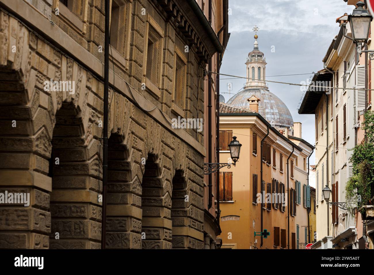 Vista della cupola della Basilica di Sant'Andrea nel centro storico di Mantova, Italia Foto Stock