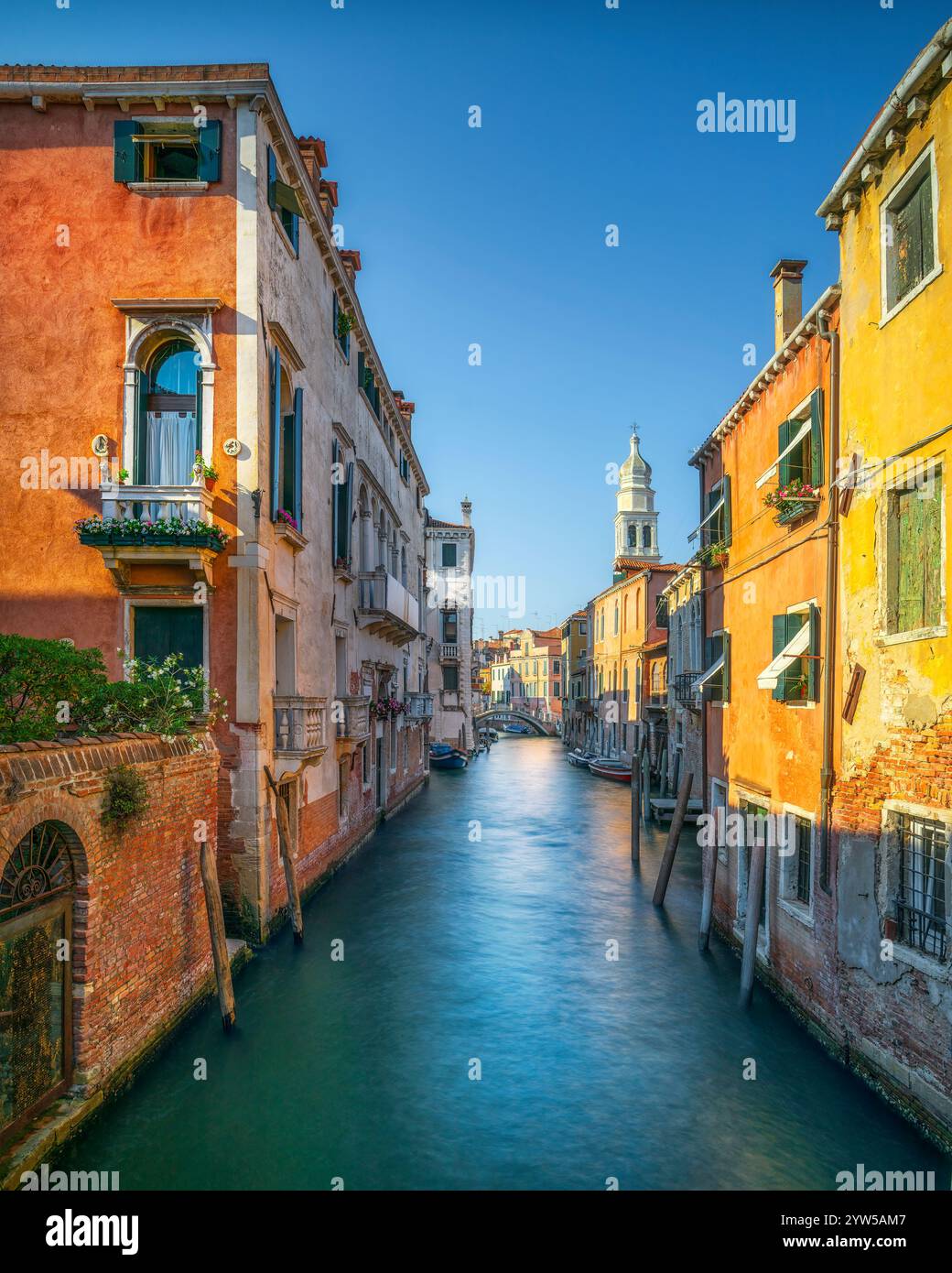 Venezia tramonto cityscape, Rio de la Pleta canale d'acqua e Sant Antonin chiesa campanile. L'Italia, l'Europa. Foto Stock