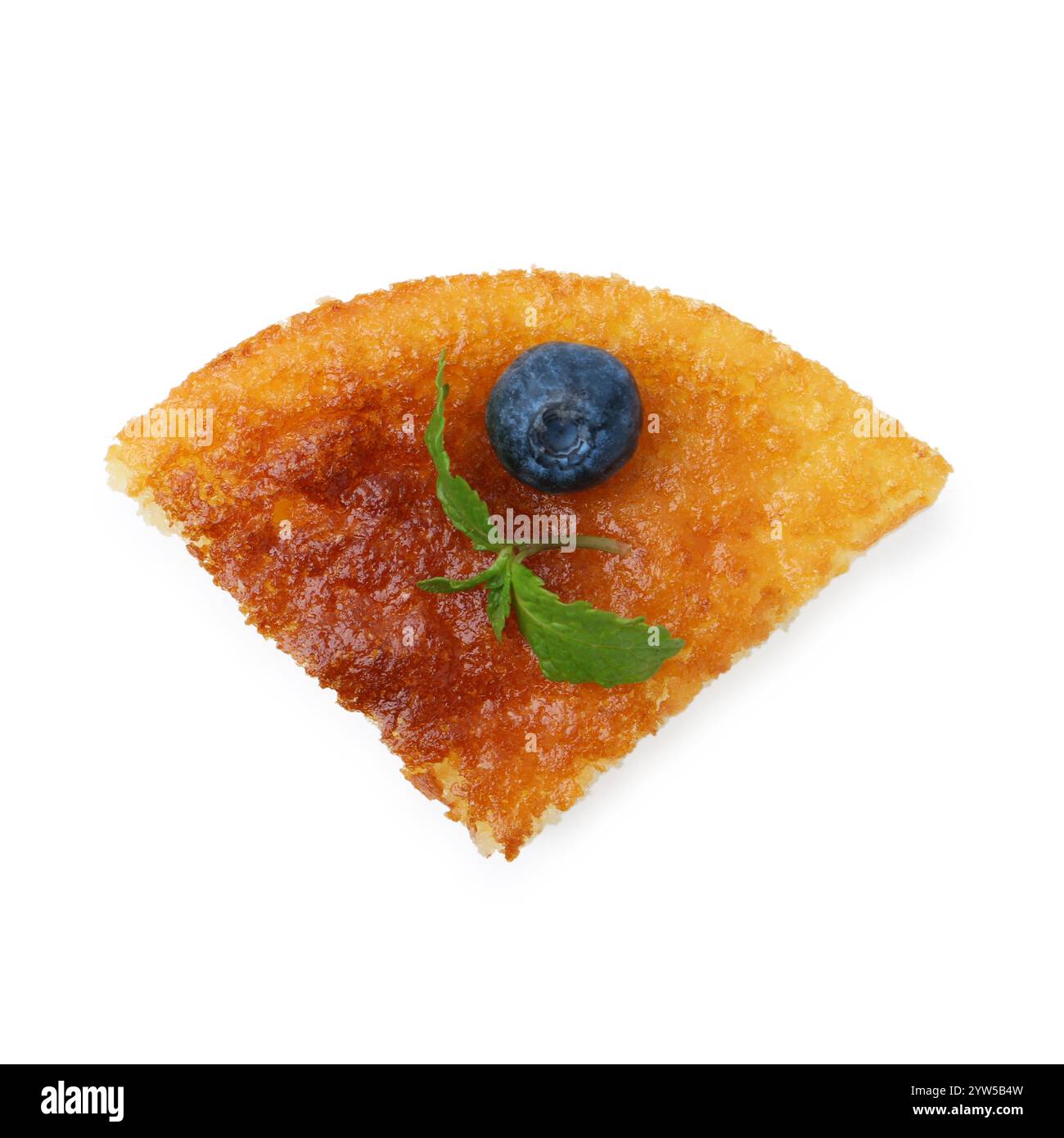 Fetta di gustosa torta di semola fatta in casa isolata sul bianco, vista dall'alto Foto Stock