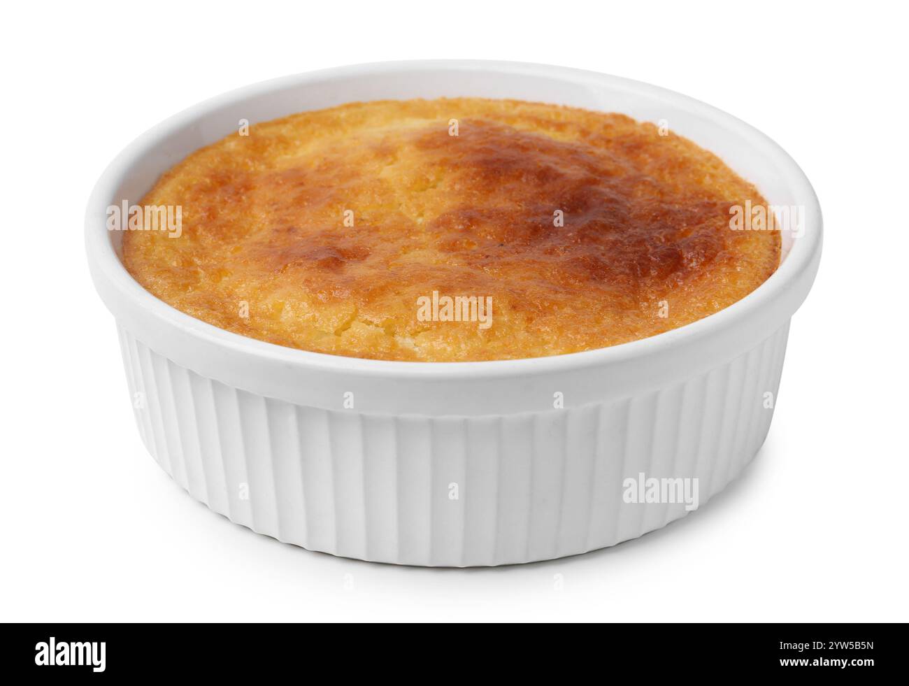 Gustosa torta di semola fatta in casa isolata su bianco Foto Stock