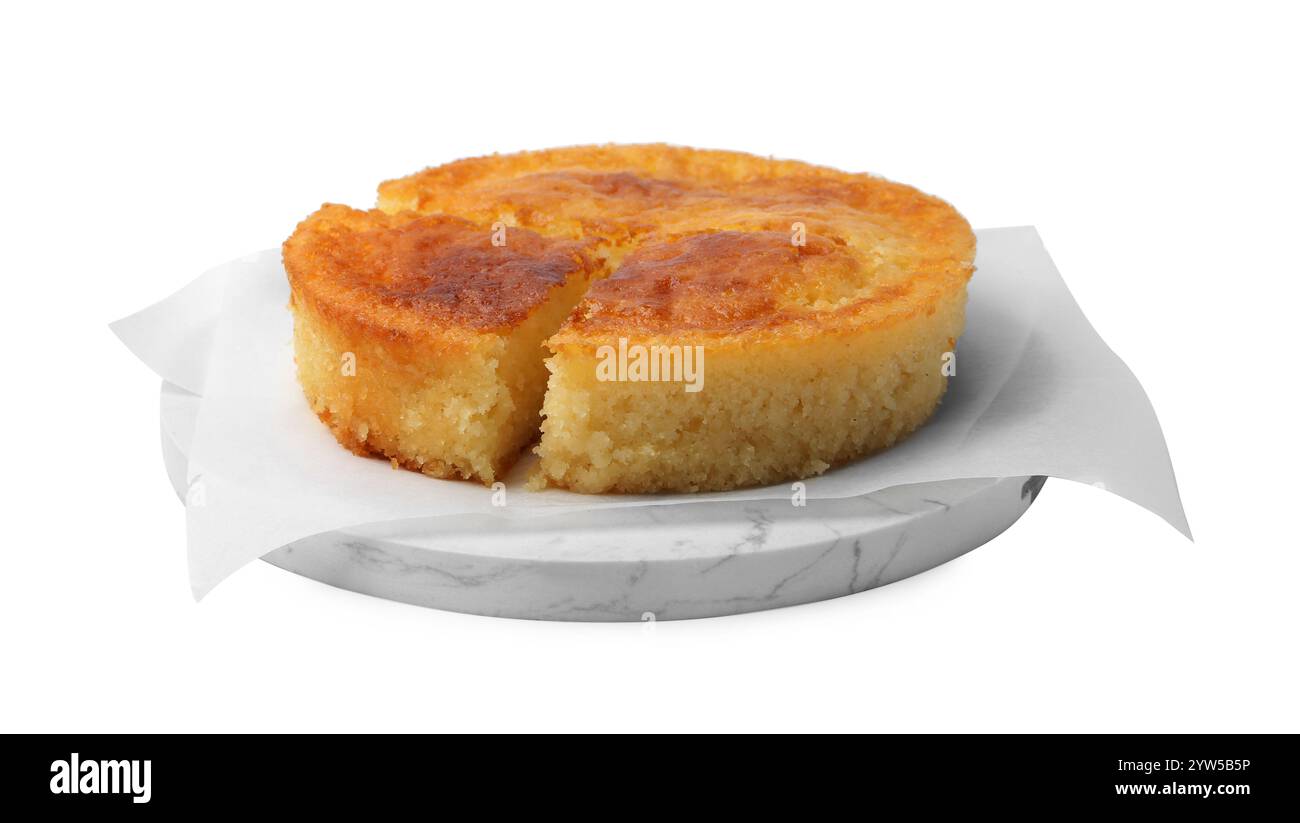 Gustosa torta di semola fatta in casa isolata su bianco Foto Stock