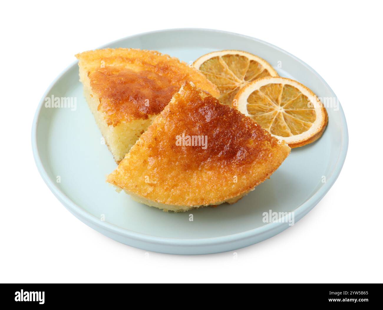 Gustosa torta di semola e fette d'arancia isolate su bianco Foto Stock