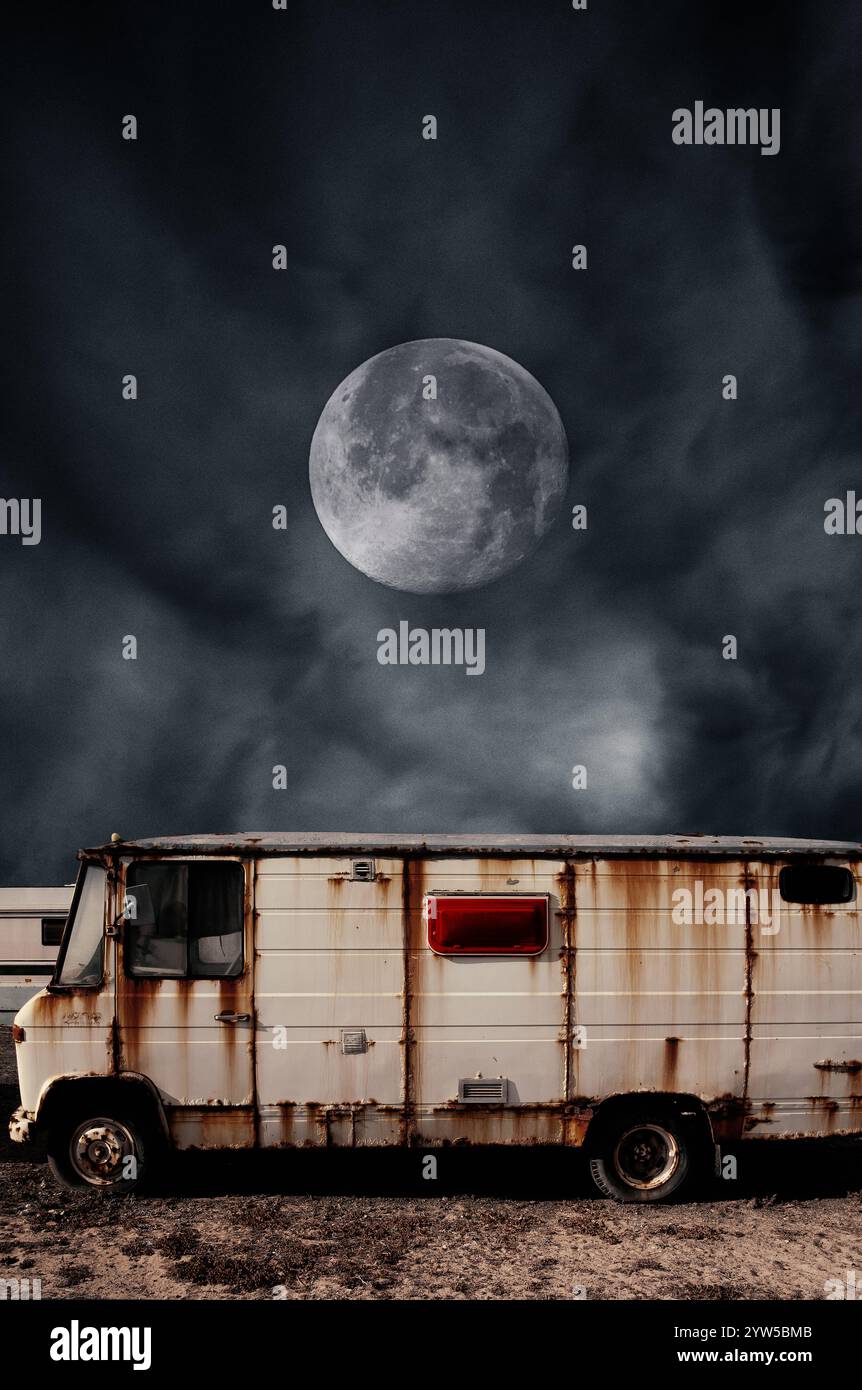 Luna piena su camper arrugginito Foto Stock