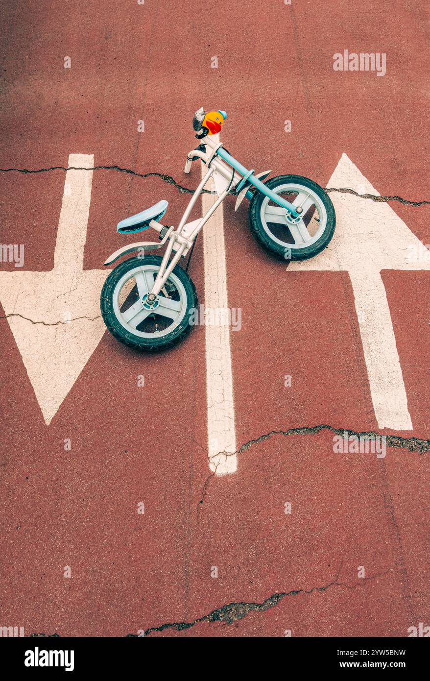 Bicicletta per bambini abbandonata, bicicletta su pista ciclabile, corsia. Foto Stock